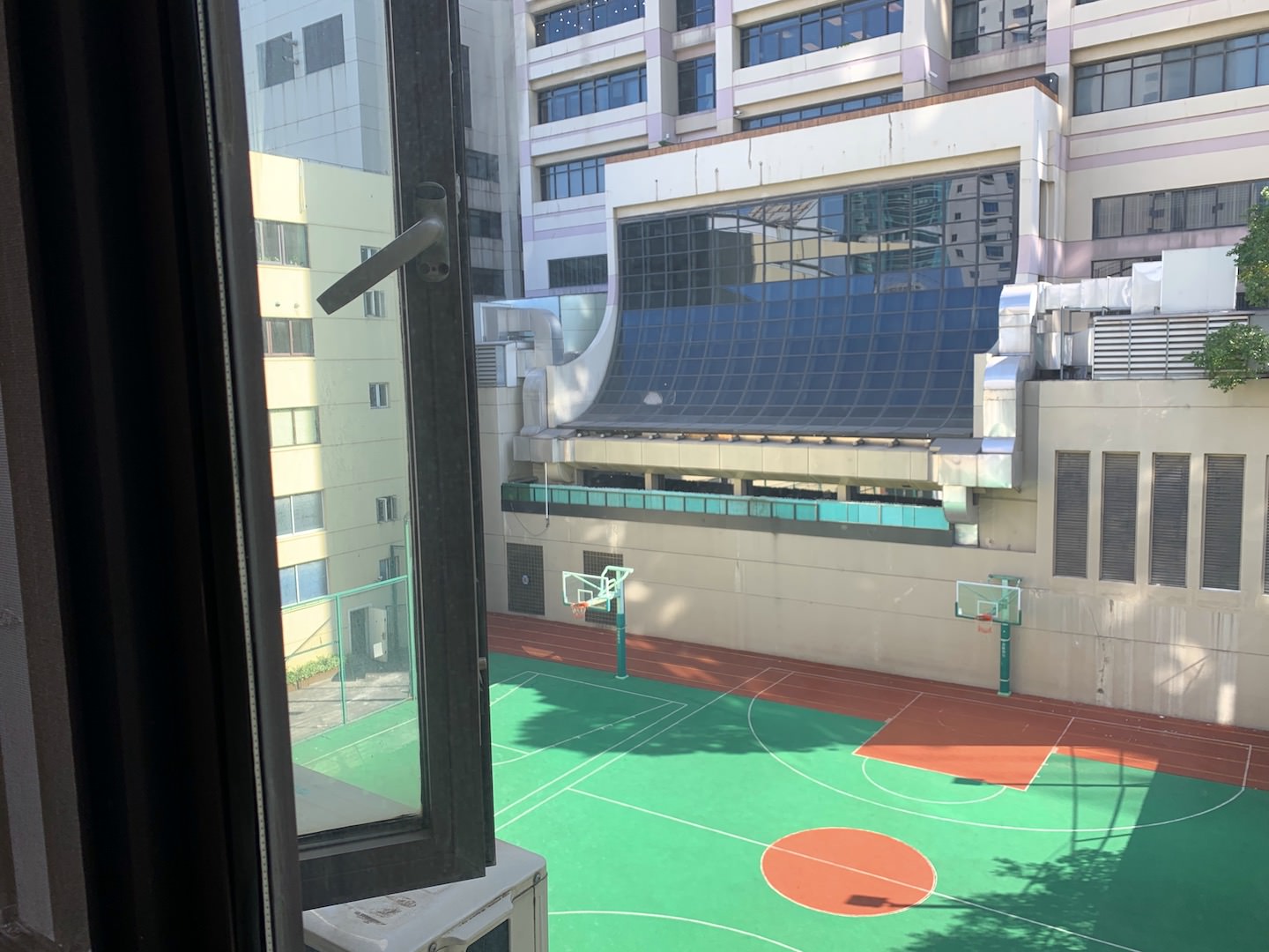 筆者の部屋は４階。窓の外はスポーツ施設の運動場がありました。