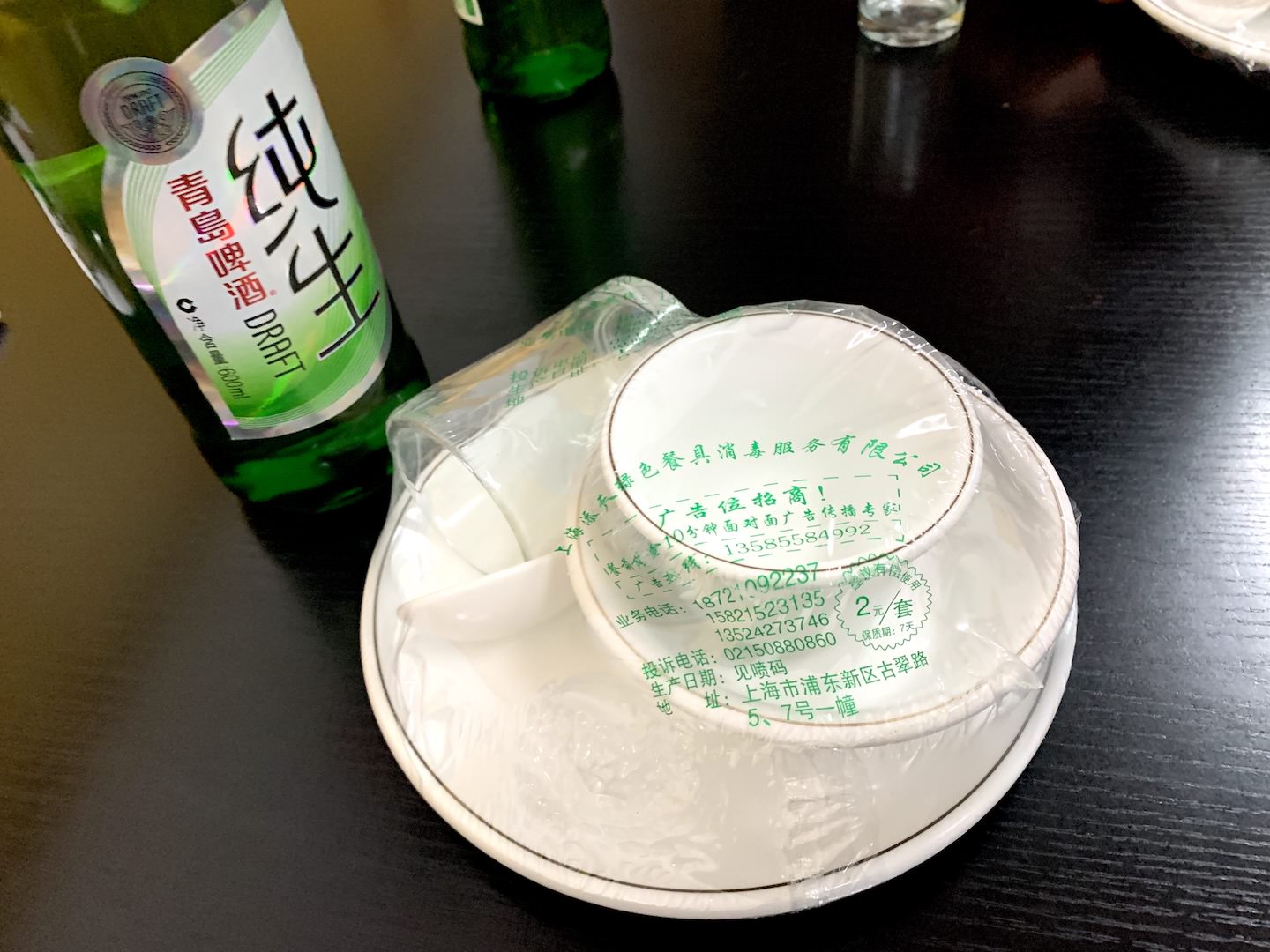 意外にも衛生的なビニールパッケージされた食器・グラスセット。箸を差して開封します。