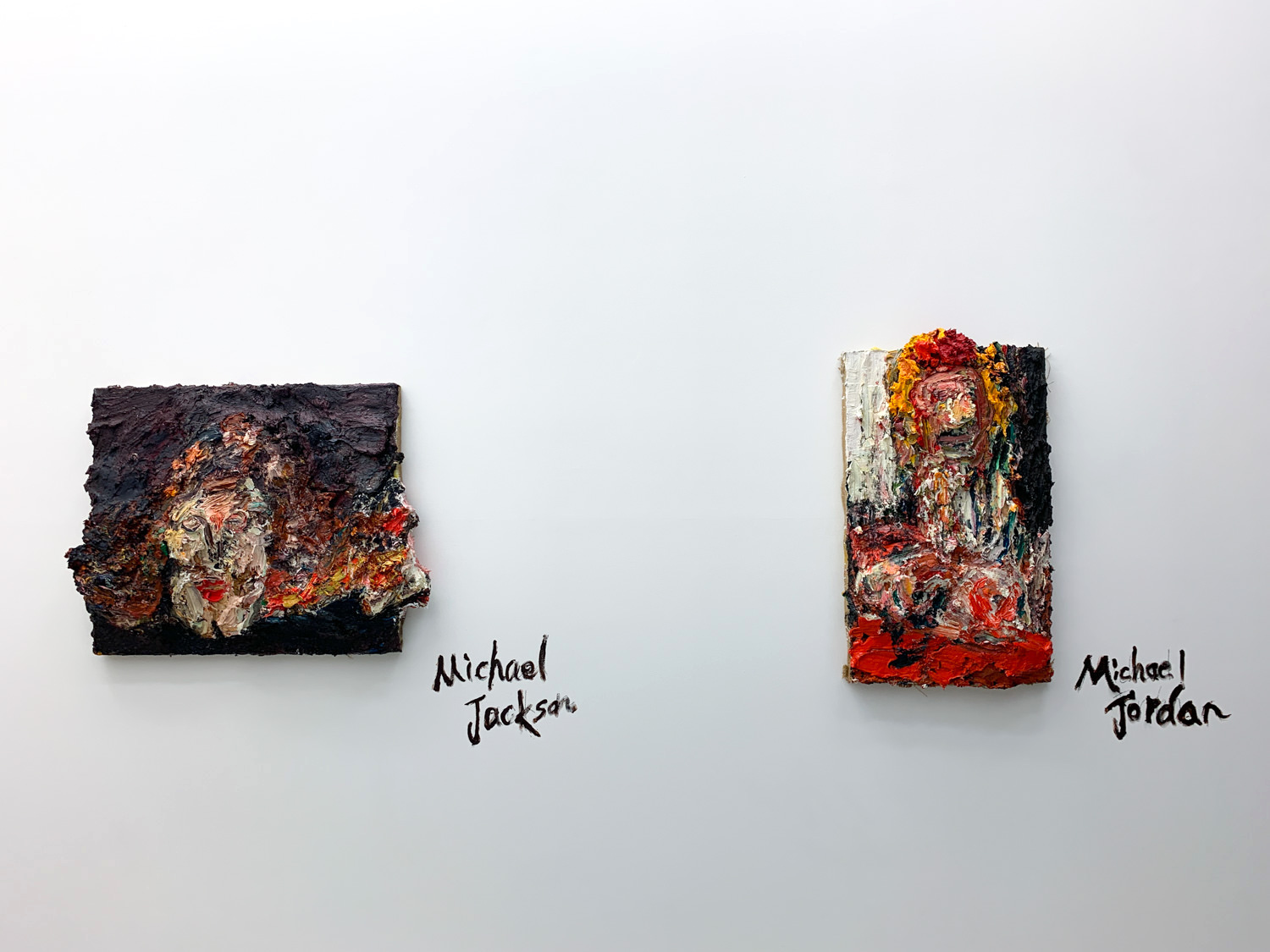 右：水戸部七絵≪Michael Jackson≫2019 年 木製パネル、麻布、油彩 70×95×15cm左：水戸部七絵≪Michael Jordan≫ 2019年 木製パネル、麻布、油彩 90×54×14cm