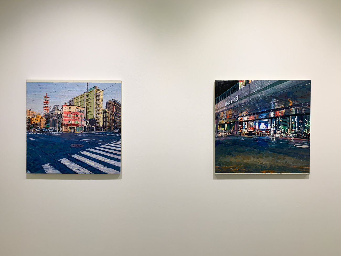 左:富田直樹《 Tokyo (Namidabashi)》2019年 キャンバスに油彩 60.6x60.6x2cm@39.6右:富田直樹《 Tokyo (Roppongi)》2019年 キャンバスに油彩 60.6x60.6x2cm @39.6