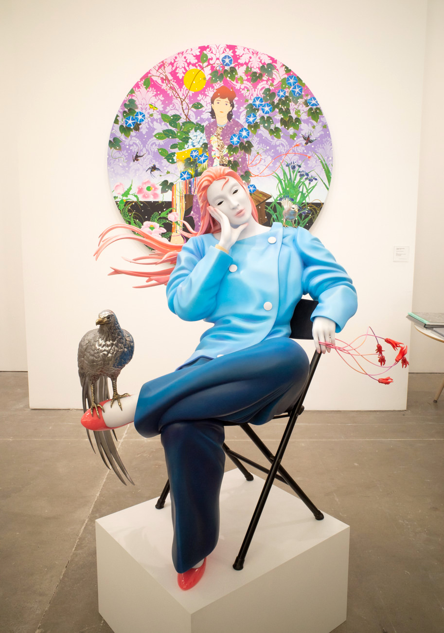 手前:松山智一《This is What It Feels Like》 FRP,wood,polyurethane and acrylic paint 2019年78.7x119.4x83.8cm