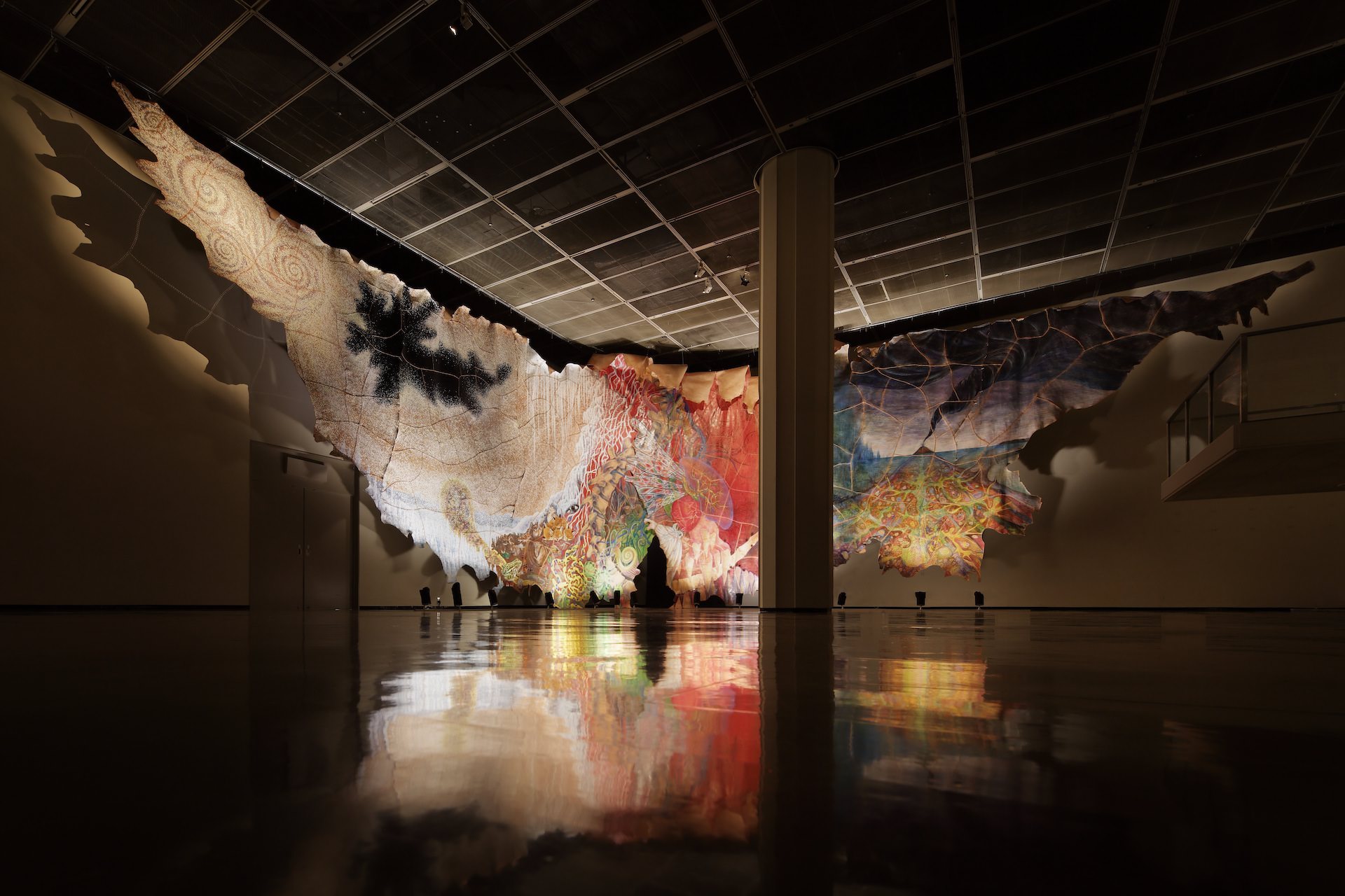 鴻池朋子《皮緞帳》 2015年 牛革にクレヨン、水彩 600.0×2400.0cm 高橋龍太郎コレクション ©Tomoko Konoike