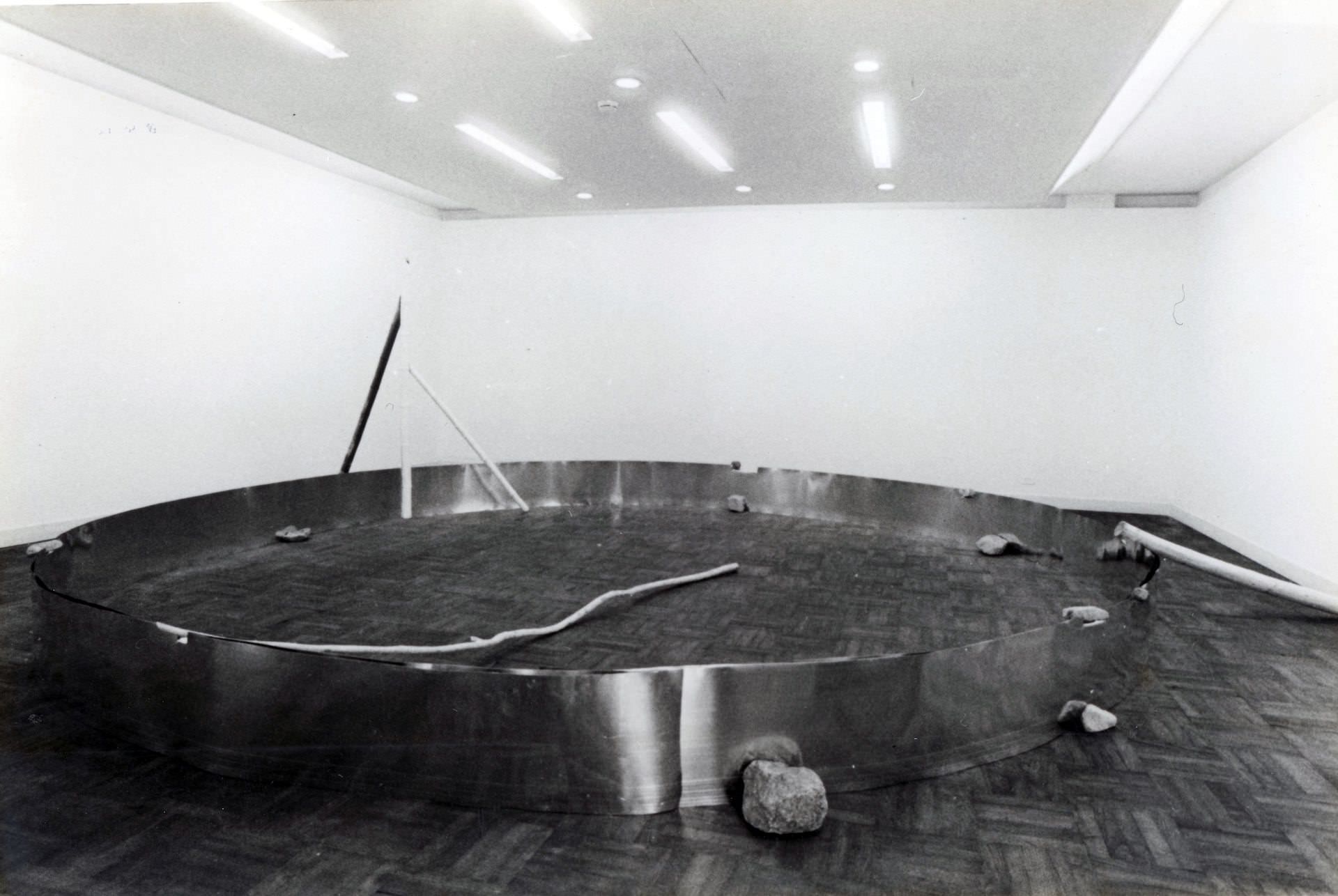 菅木志雄《支空》 1985年 ステンレス板、木、石、竹 510.0×570.0×153.0cm 作家蔵 撮影：菅木志雄