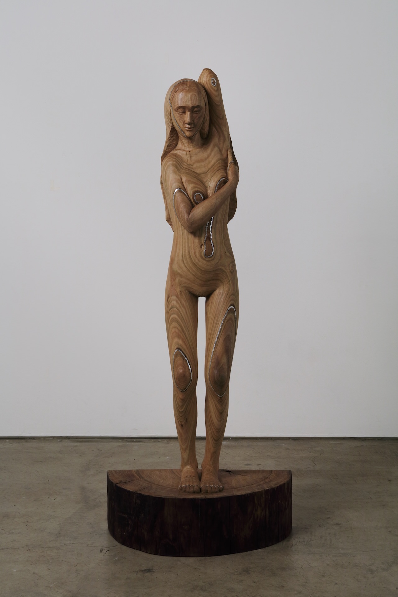 棚田康司《曲線の女》 2019年 樟材の一木造、オイル、樹脂、スパンコール 159.0×65.5×31.0cm 作家蔵 撮影：宮島径 ©TANADA Koji, Courtesy of Mizuma Art Gallery