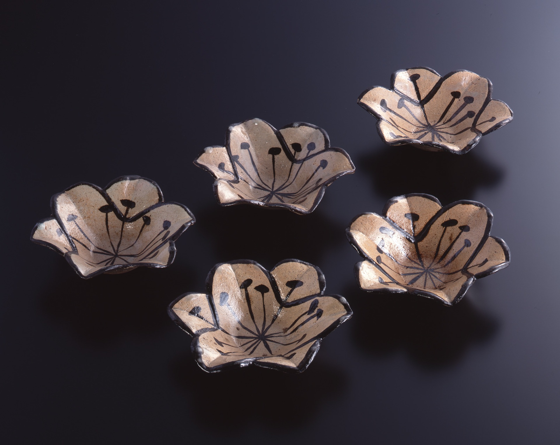 尾形乾山《銹絵百合形向付》 江戸時代・18世紀 施釉陶器 （各）高5.2cm、口径15.8cm、底径5.8cm MIHO MUSEUM 撮影：越田悟全