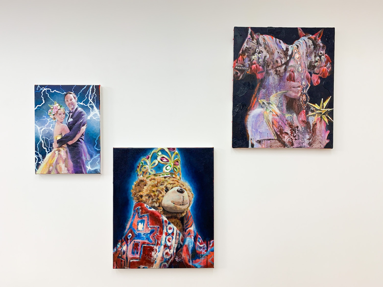 絵画作品はアクリルとキャンバスで制作。