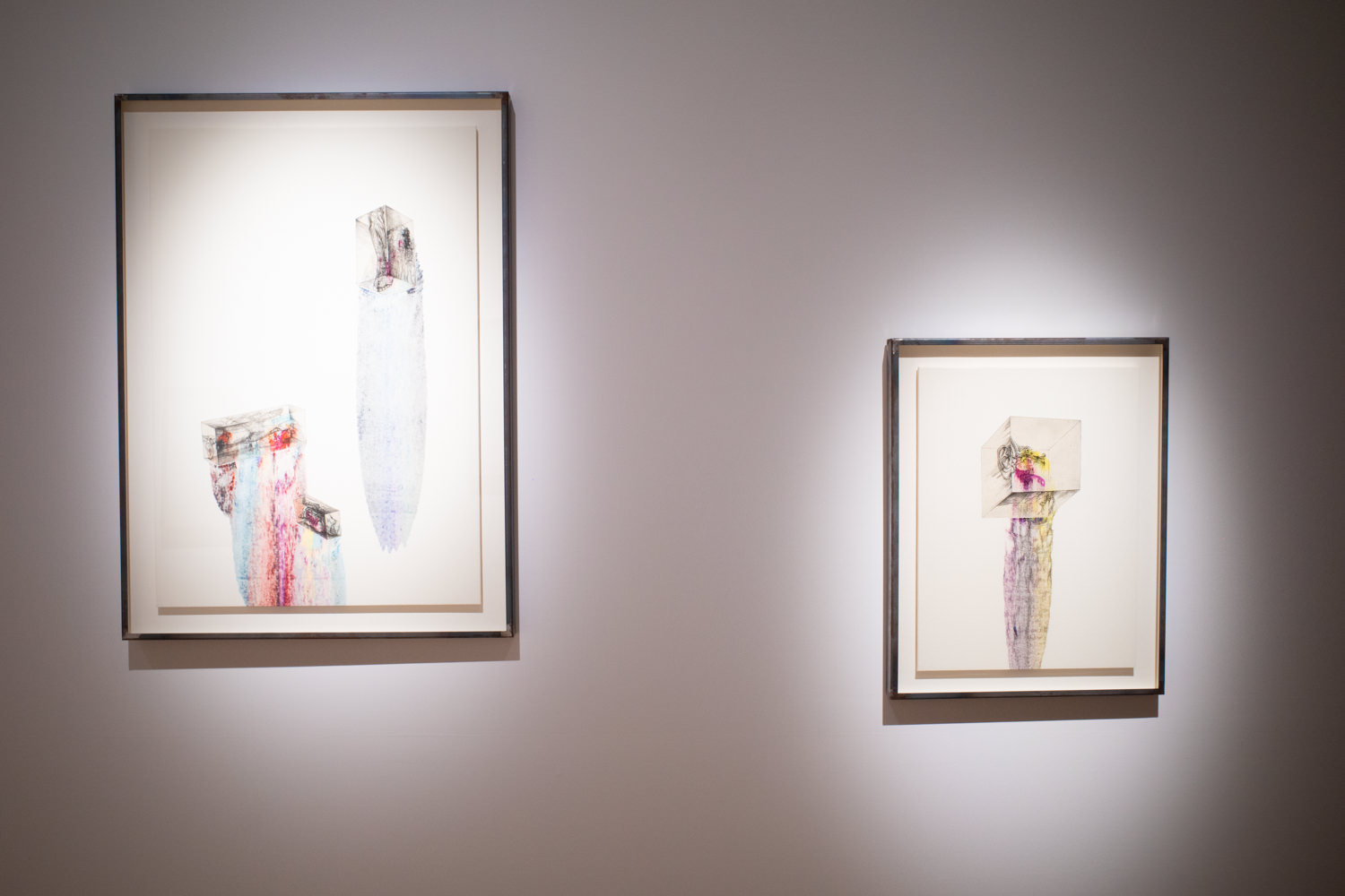 左:束芋≪ghost-running15-3≫2019年 ©2019 Tabaimo右:束芋≪ghost-running01-3≫2019年 ©2019 Tabaimo