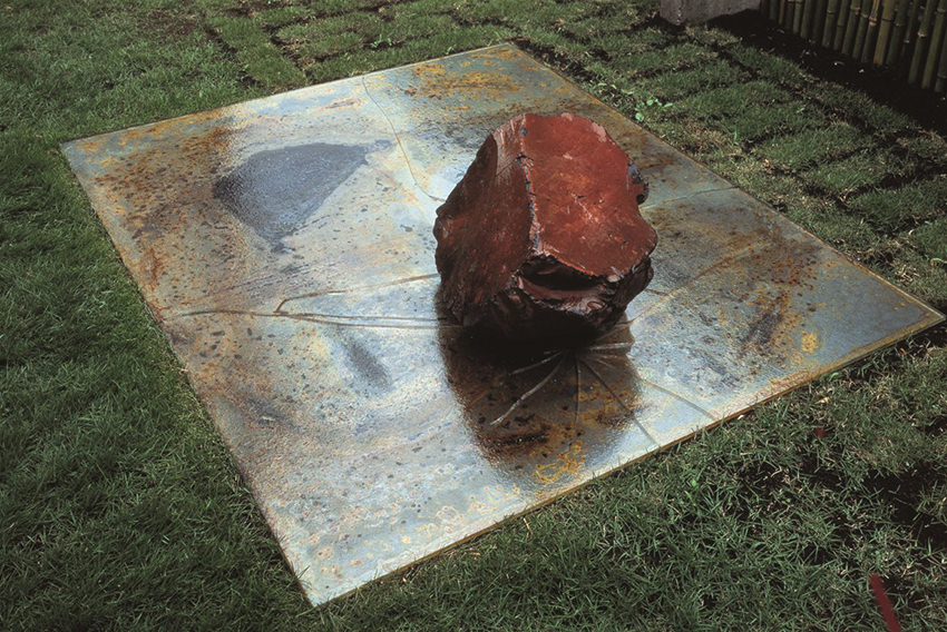 李禹煥 《関係項》 1969/1982年 鉄板、ガラス、石 180×220×40 cm