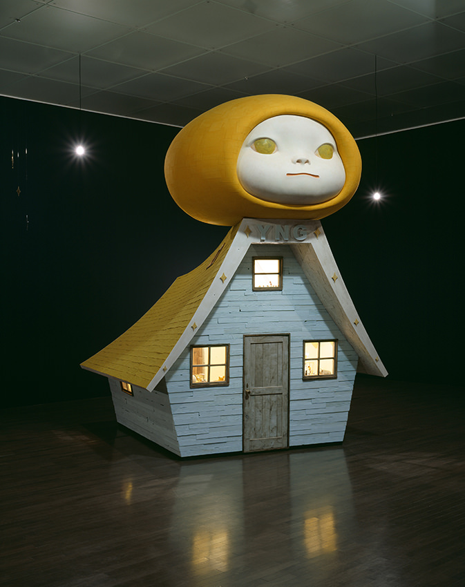 奈良美智 《Voyage of the Moon (Resting Moon) / Voyage of the Moon》 2006年ミクスト・メディア 476×354×495cm 制作協力：graf 所蔵：金沢21世紀美術館 撮影：中道 淳／ナカ…