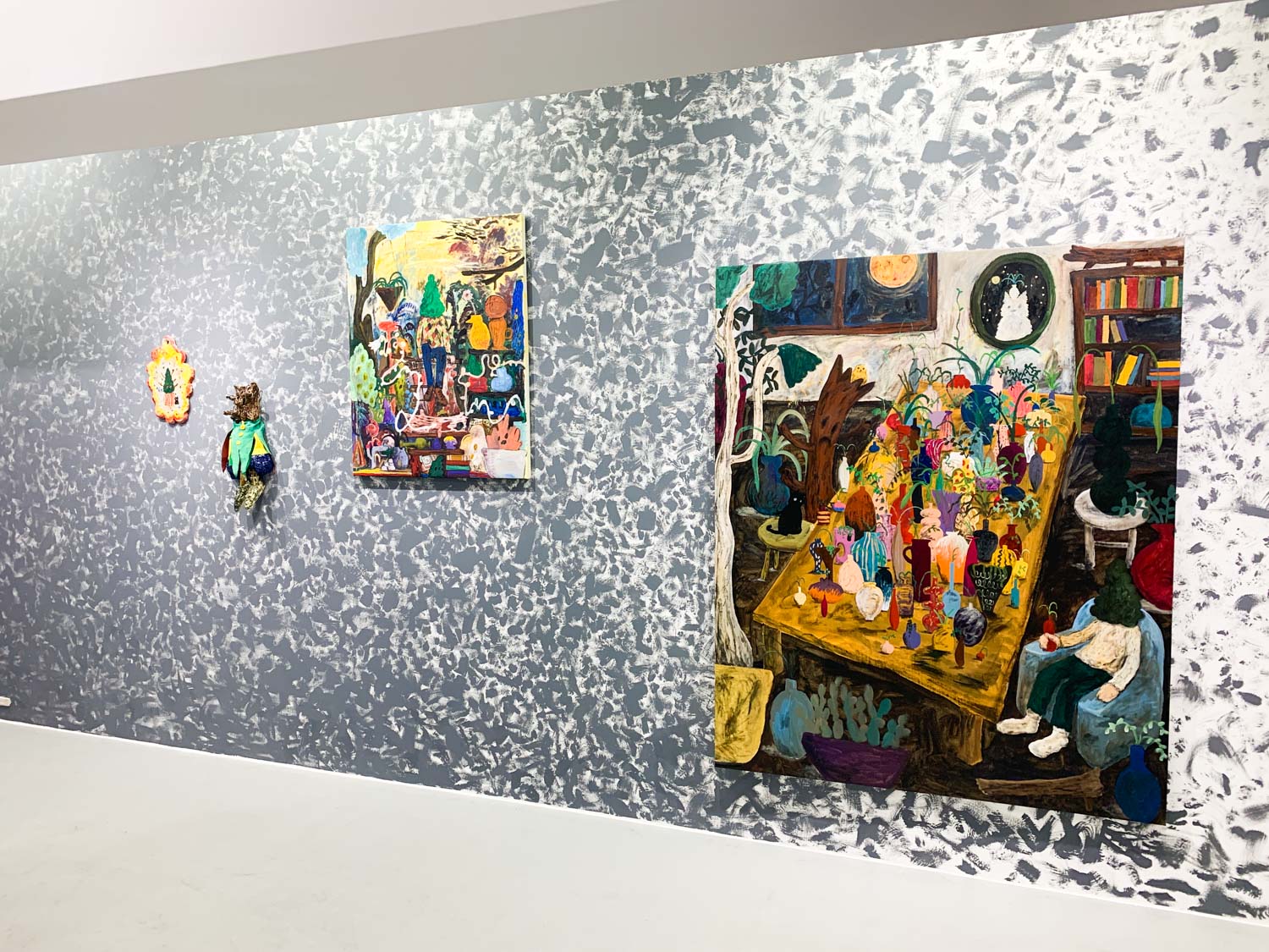 展示風景〜壁面の作品は、四季を通じたそれぞれの記憶が、長く続いていくような形で構成されています。