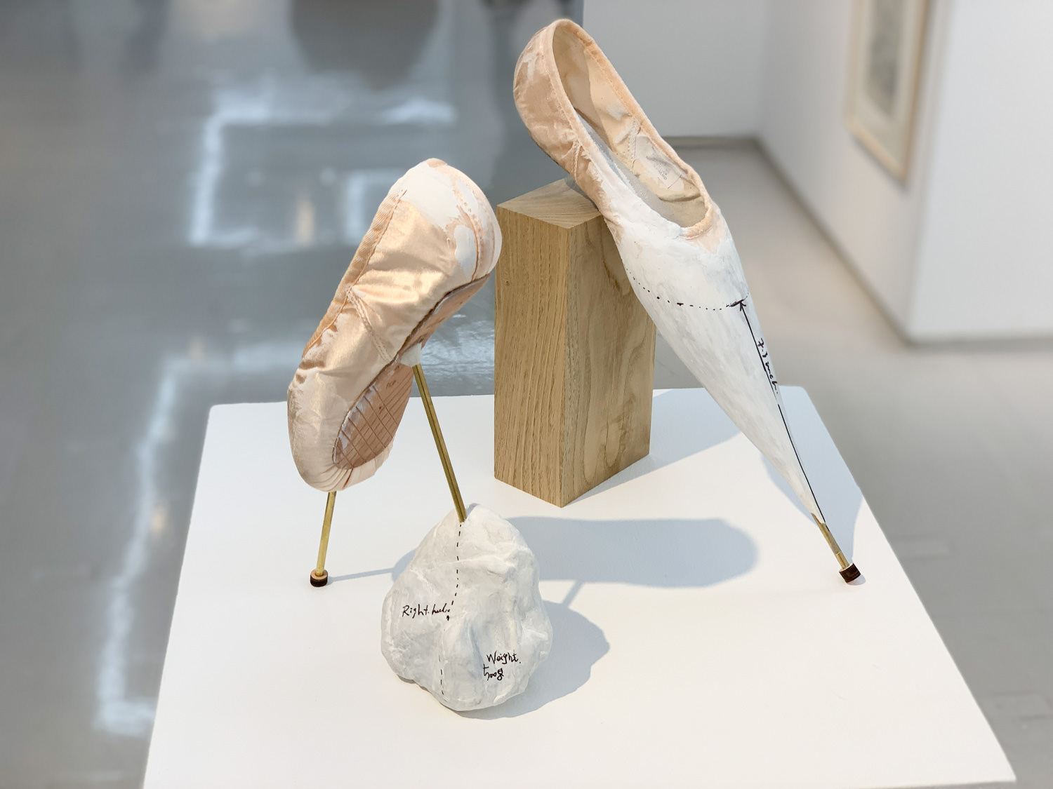 左：神楽岡久美≪Prottype of Prima Legs(Right)- no.1≫2019年 @8右：神楽岡久美≪Prottype of Prima Legs(Left)- no.1≫2019年 @8
