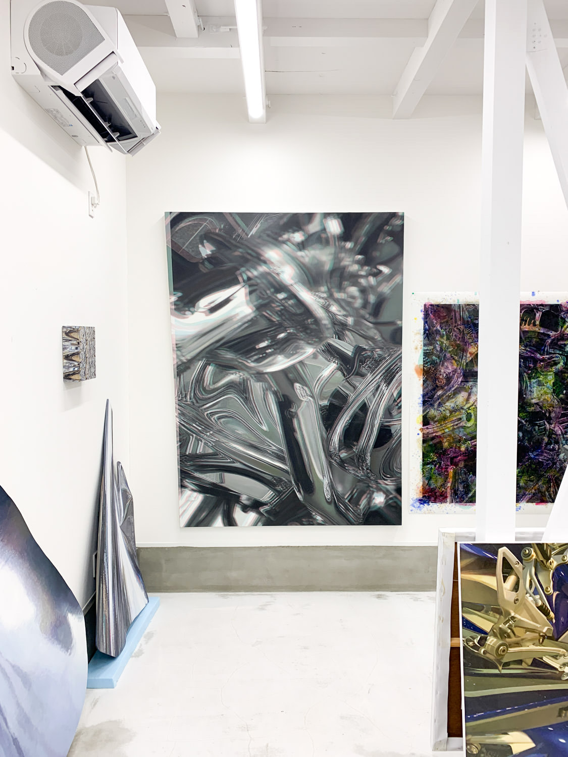 正面：≪Sudden attack≫ 203×152cm (Trapezoid) oil painting, canvas 2017年 ※台形の作品