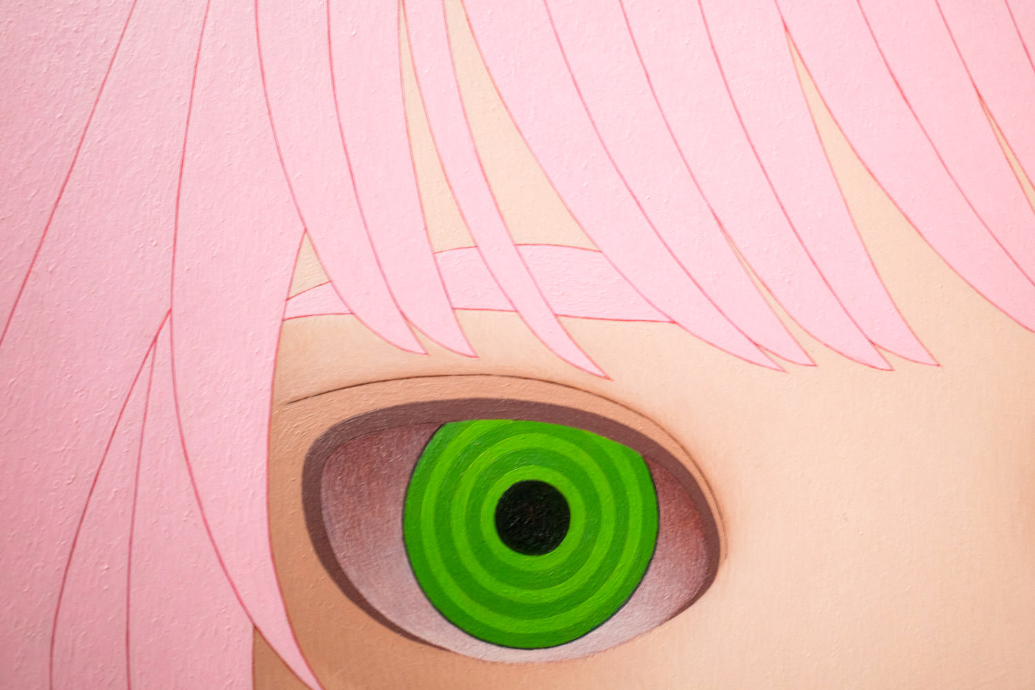 細かく描かれた髪の仕上げの線は、何時間もかけてフリーハンドで緊張しながら描くそうです。