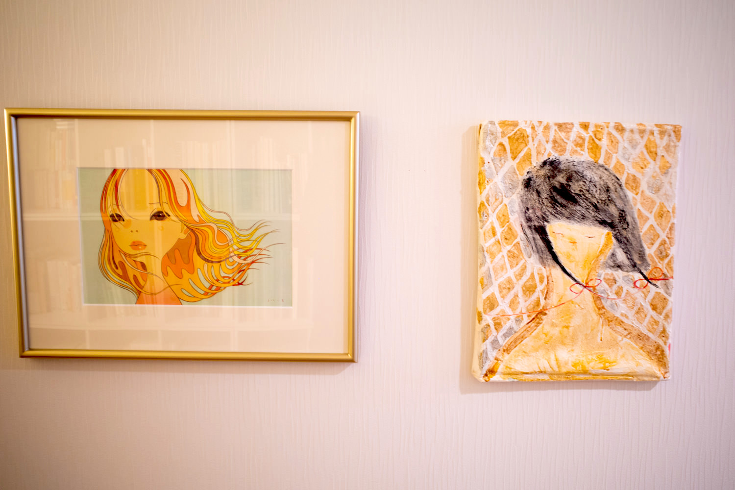 左:川島秀明≪風≫2013年 ※アダチ版画謹呈作品 右:やましたあつこ≪a night≫2019年