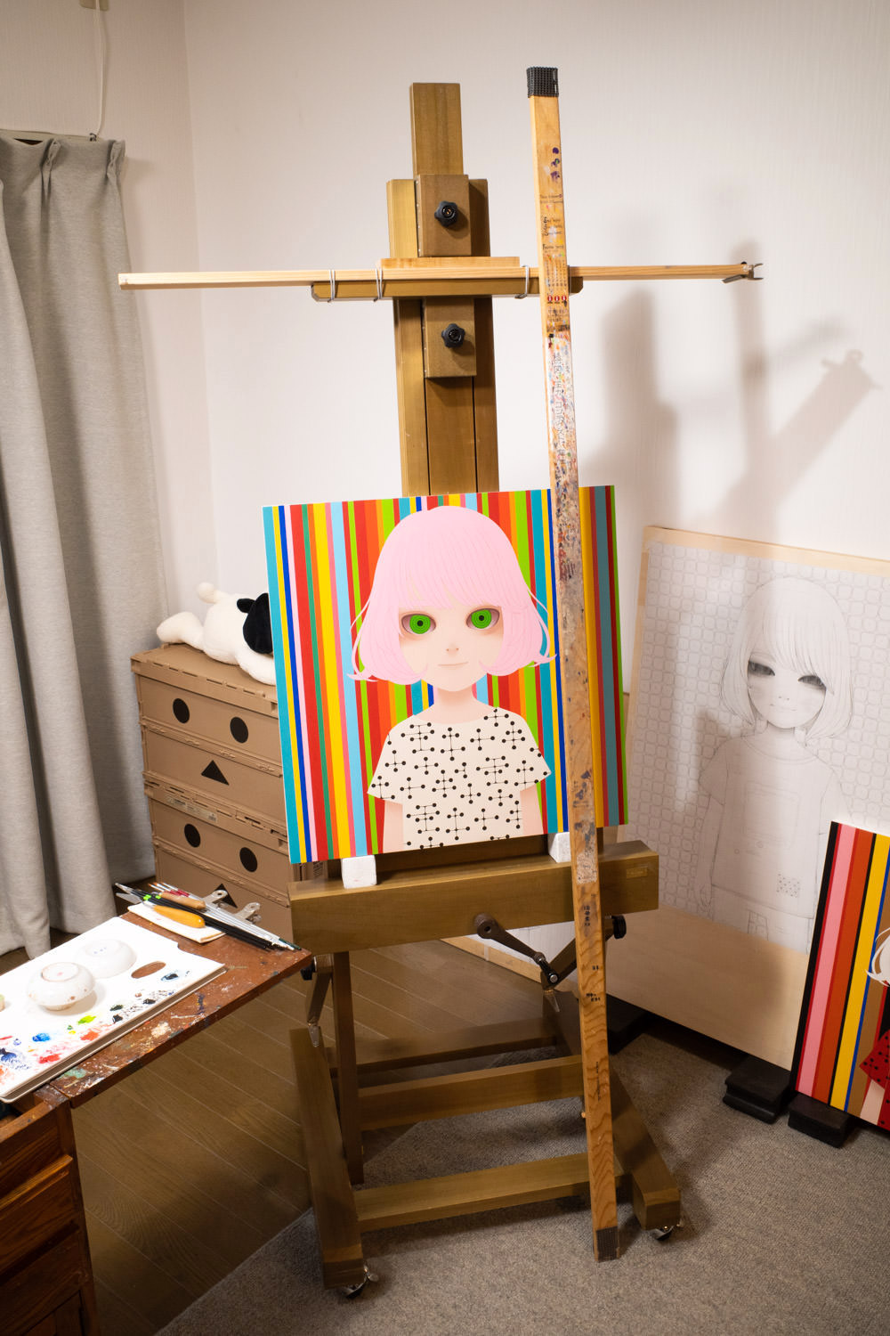 木製の組み立て式イーゼルを使って描いています。写真は制作途中の10号作品