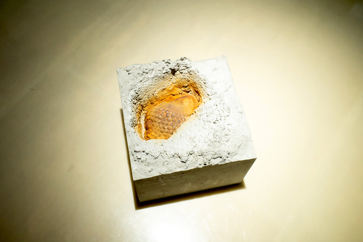 和田礼治郎《Untitled》コンクリート、真鍮