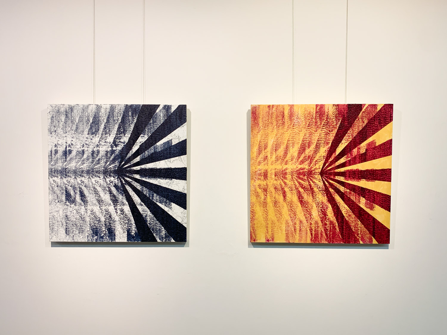 左:山本捷平 ≪Reiterate-radial marble-≫ 2019年右:山本捷平 ≪Reiterate-radial purple-≫ 2019年