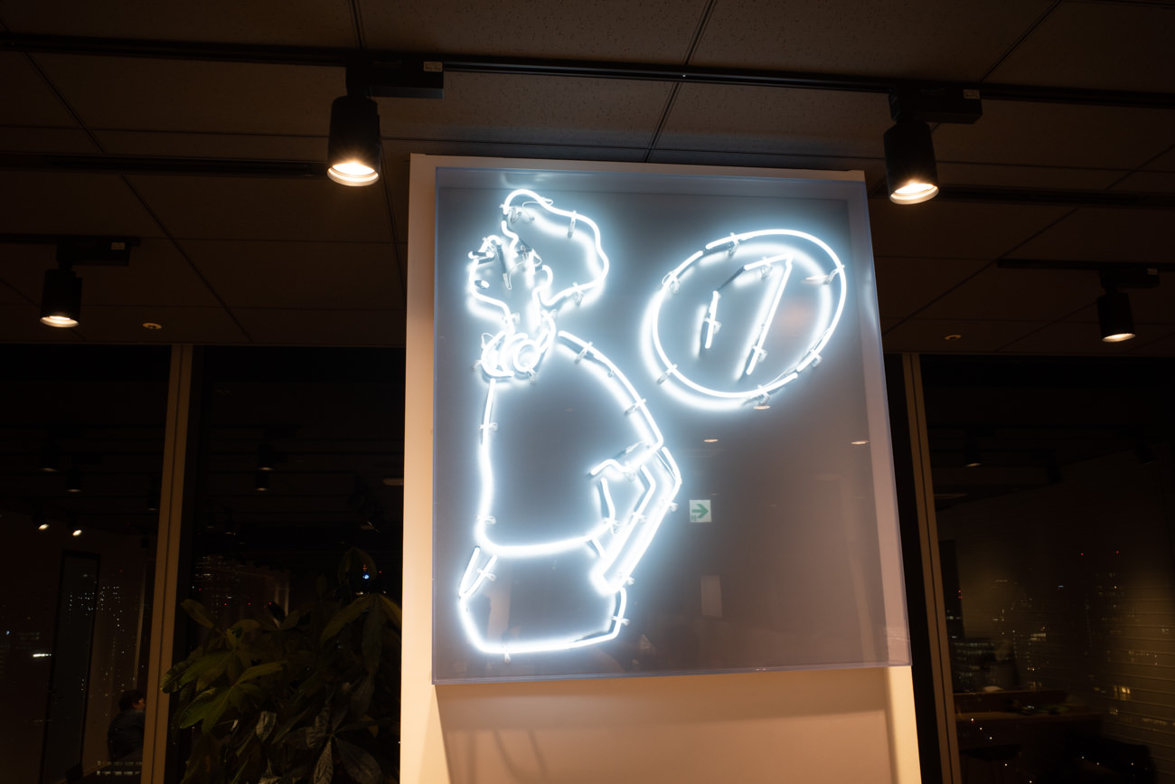 長場雄さんのネオン作品はオフィス内のカフェに展示