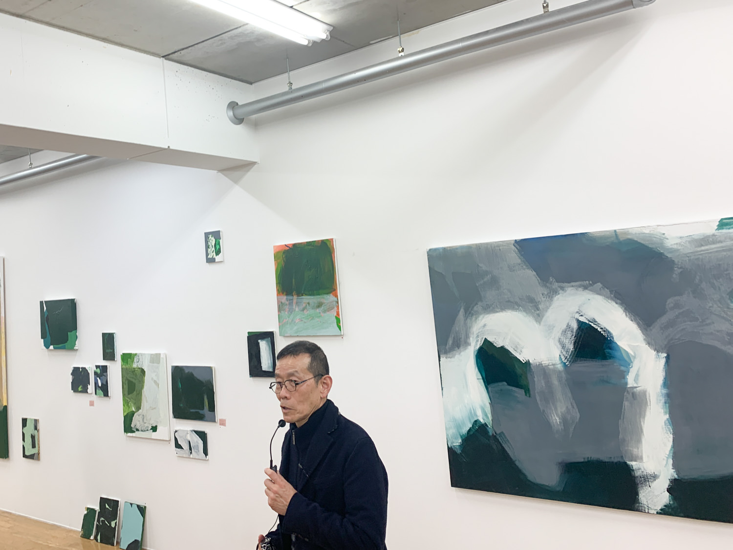 太田桃香さんの作品前で解説する、椿昇氏(ARTOTHÈQUEディレクター)