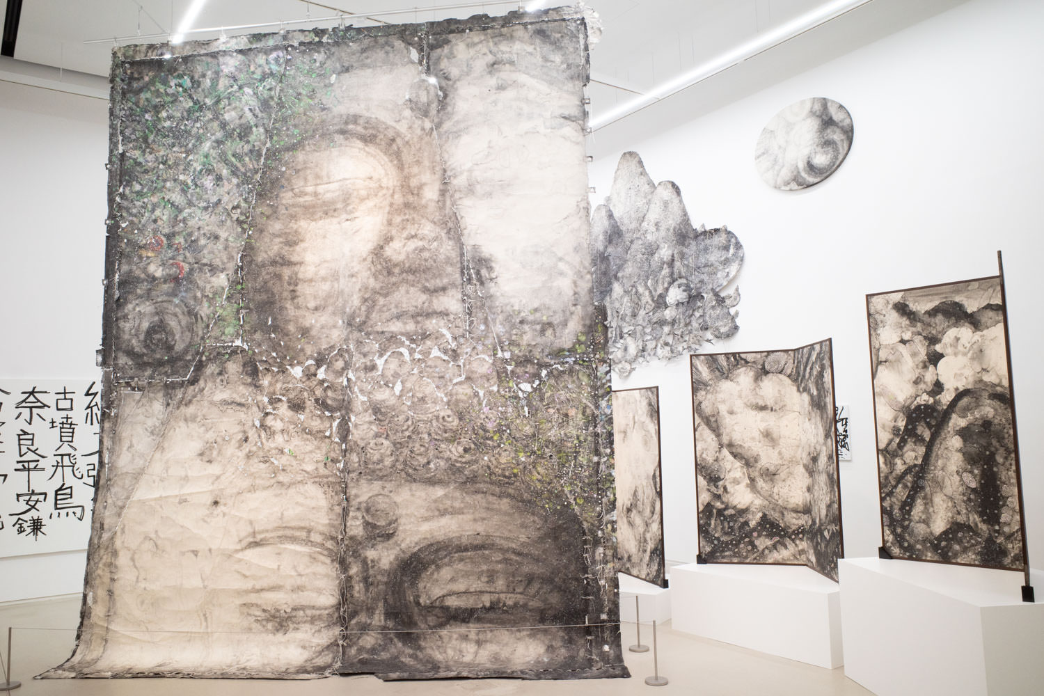 三瀬夏之介《ぼくの神さま》2015年 540cm×420cm