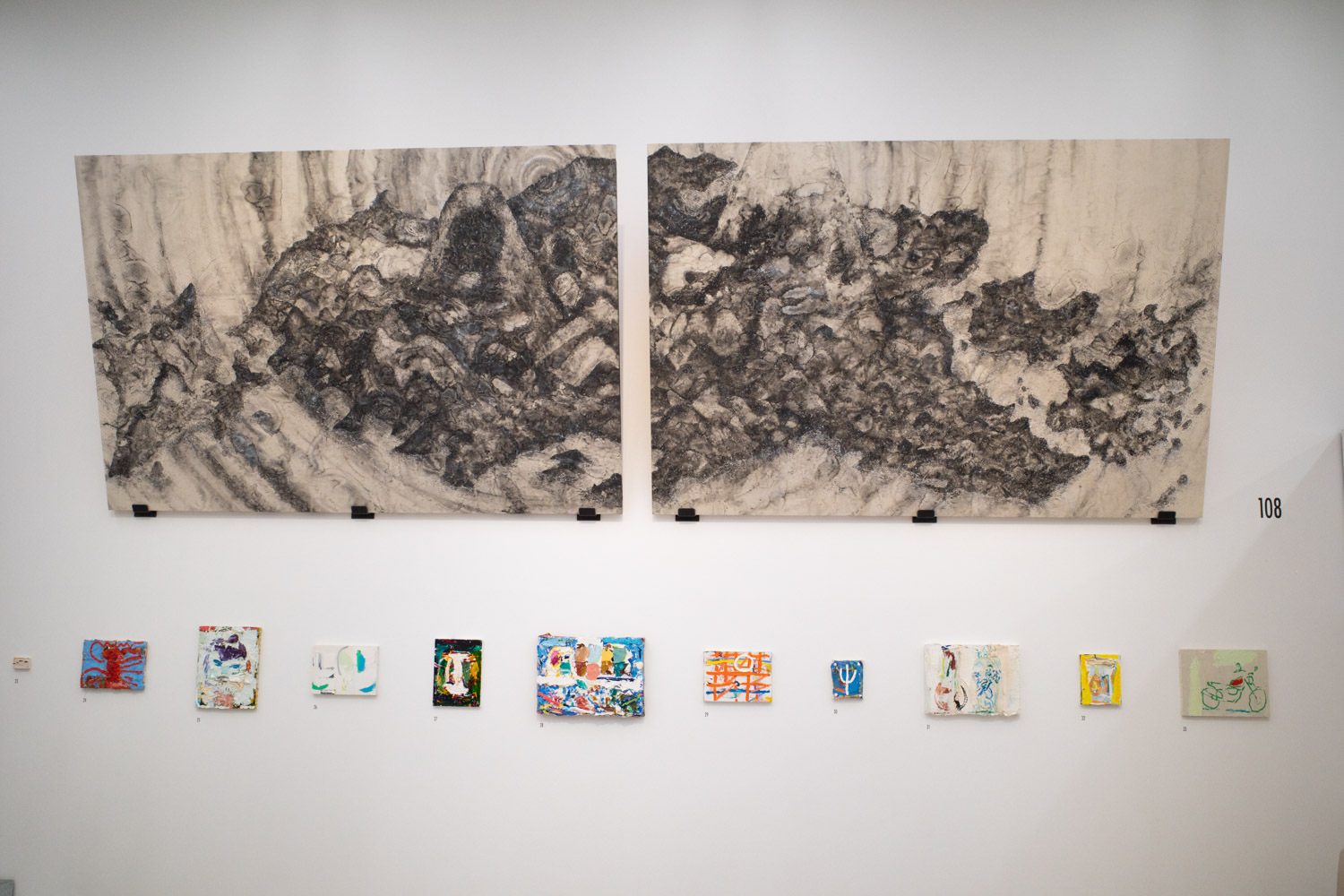 三瀬夏之介《日本の絵〜らせん〜》2019年、下に並ぶ作品は高橋大輔さんの絵画