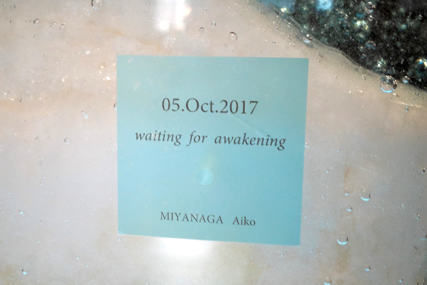 丸い穴を塞いでいる裏シールは、穴を解放すると中のナフタリンは帰化し、跡形も無く無くなってしまいます。