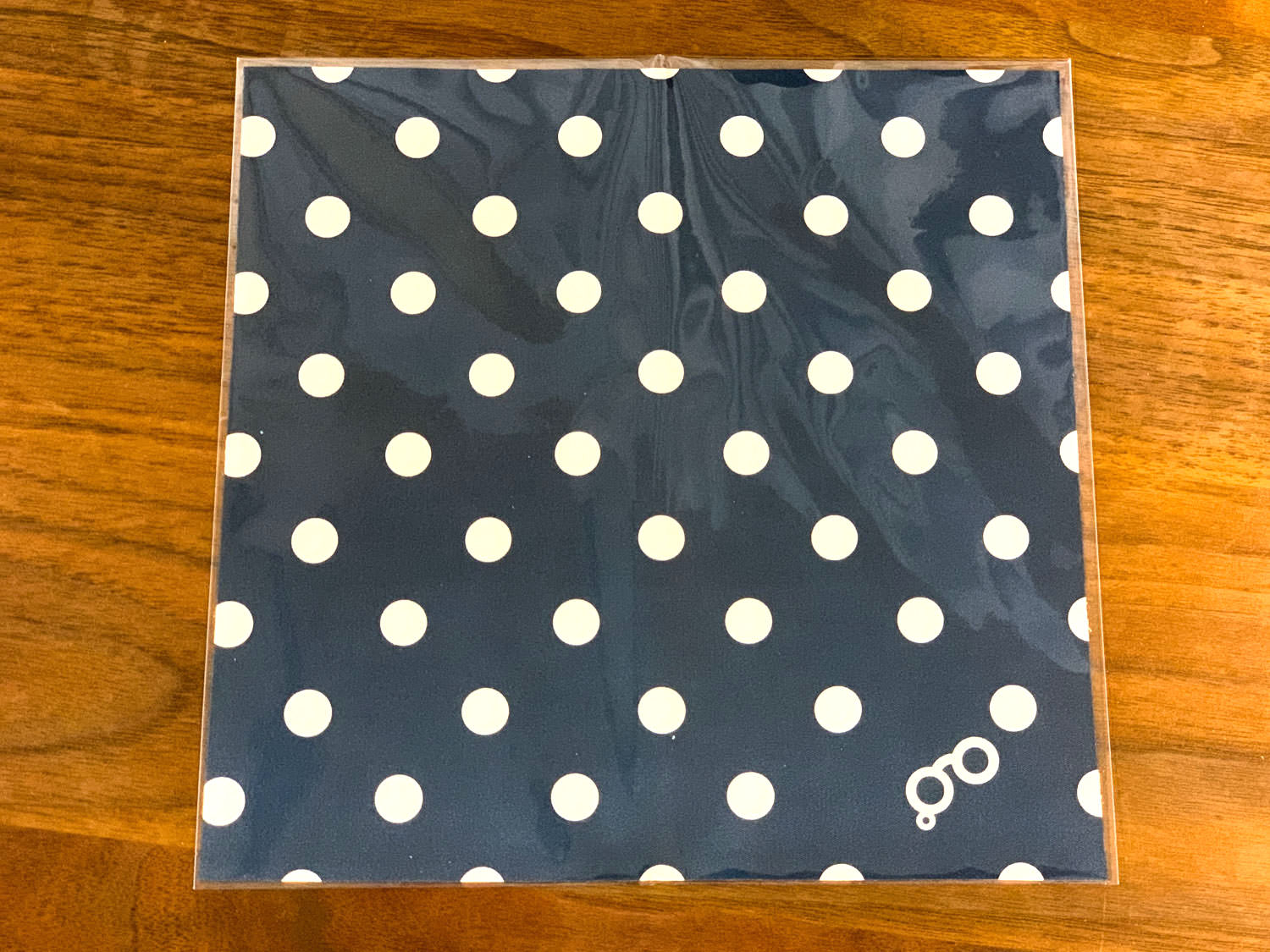 眼鏡店「白山眼鏡(御徒町)」で中判の眼鏡拭き(600円)を購入して使用してます。