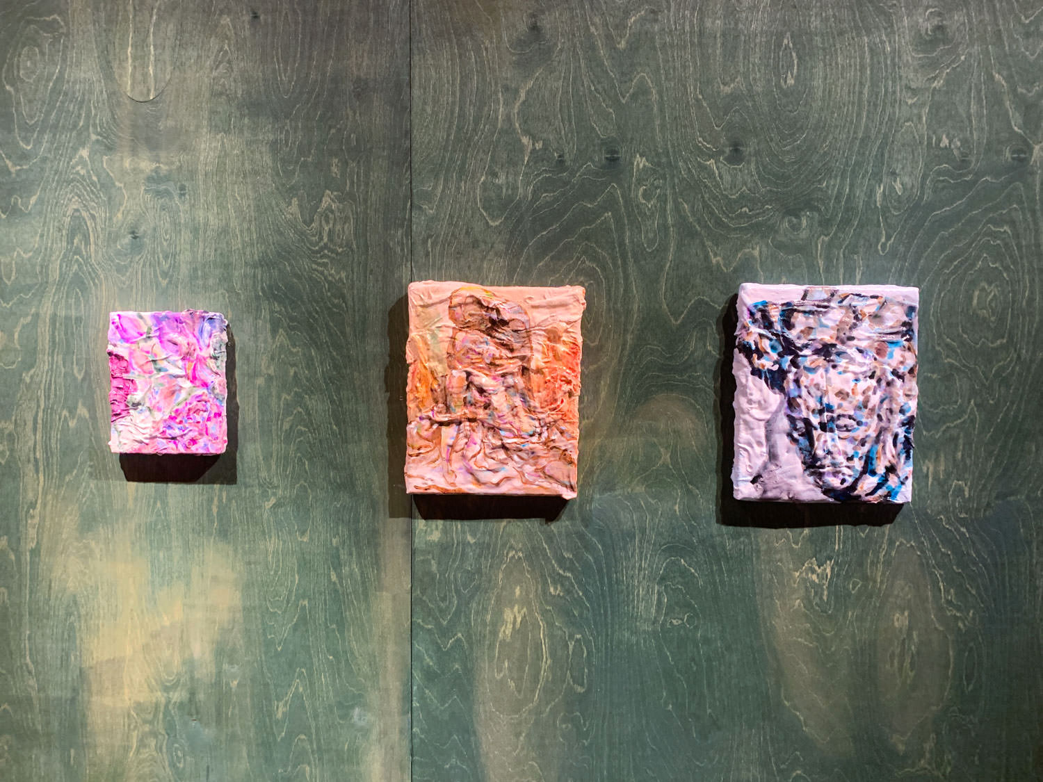 左:《Dried Flowers》 2020年 石膏、綿布、アクリル絵具、キャンバス 210x170mm 中:《Pieta》 2020年 石膏、綿布、アクリル絵具、キャンバス 285x235mm右:《Beethoven》 2020年 石膏、綿布、…