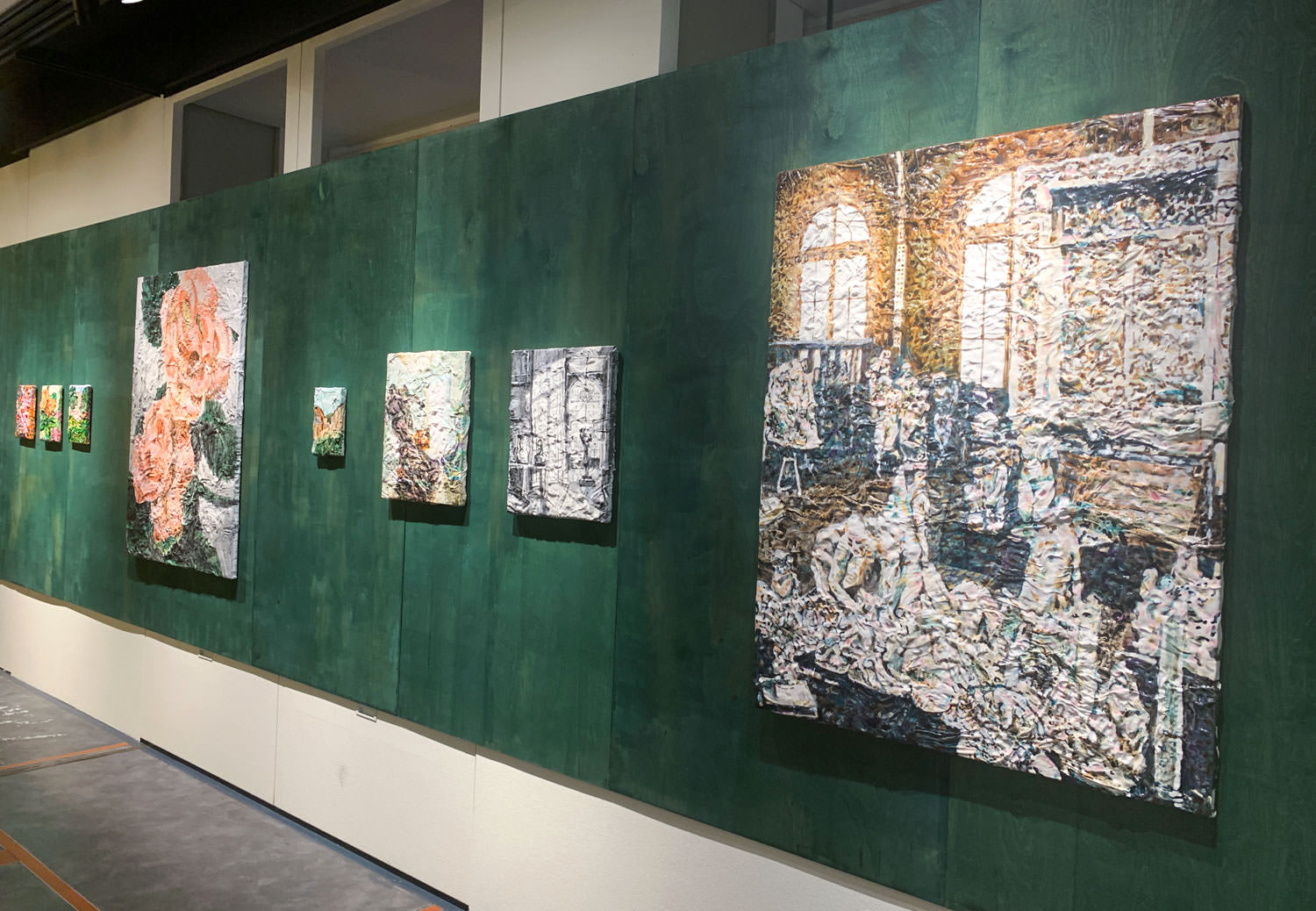 右:安井鷹之介《atelier》 2020年 1210x930mm 石膏、綿布、アクリル絵具、木製パネル