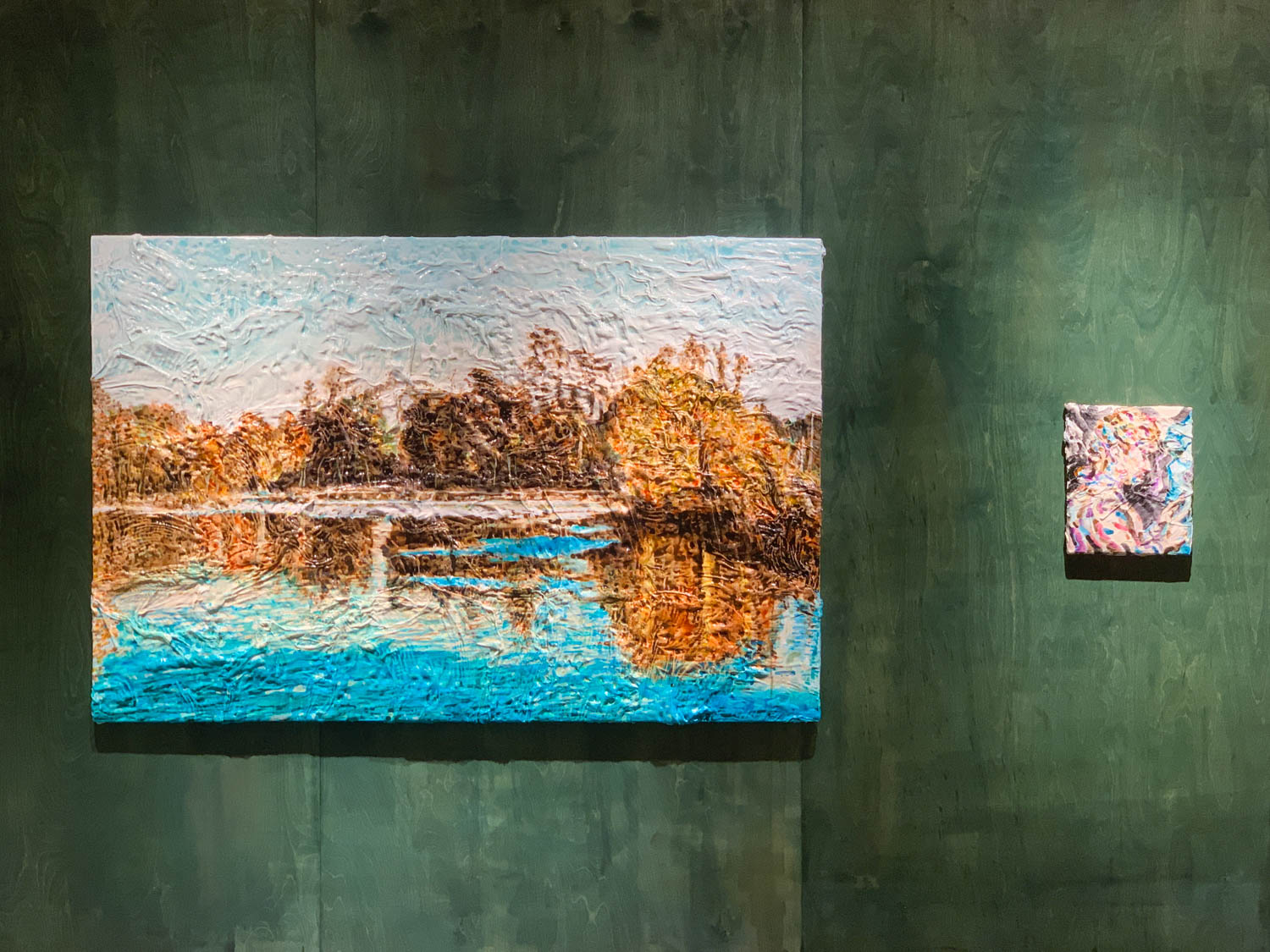 左:安井鷹之介《reservoir》 2020年 石膏、綿布、アクリル絵具、木製パネル 1370x915mm 右:安井鷹之介《Camille》 2020年 石膏、綿布、アクリル絵具、キャンバス 285x235mm