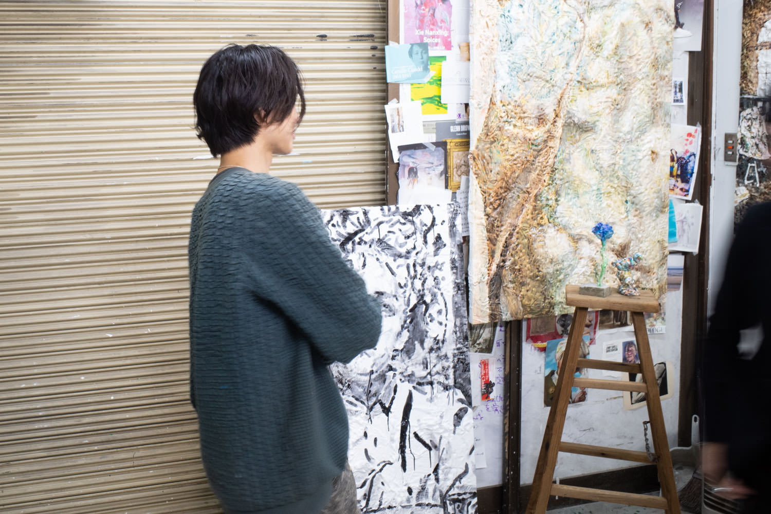 【アトリエ訪問】物質的な絵画と絵画的な彫刻のあいだ〜安井鷹之介さんのアトリエに訪問