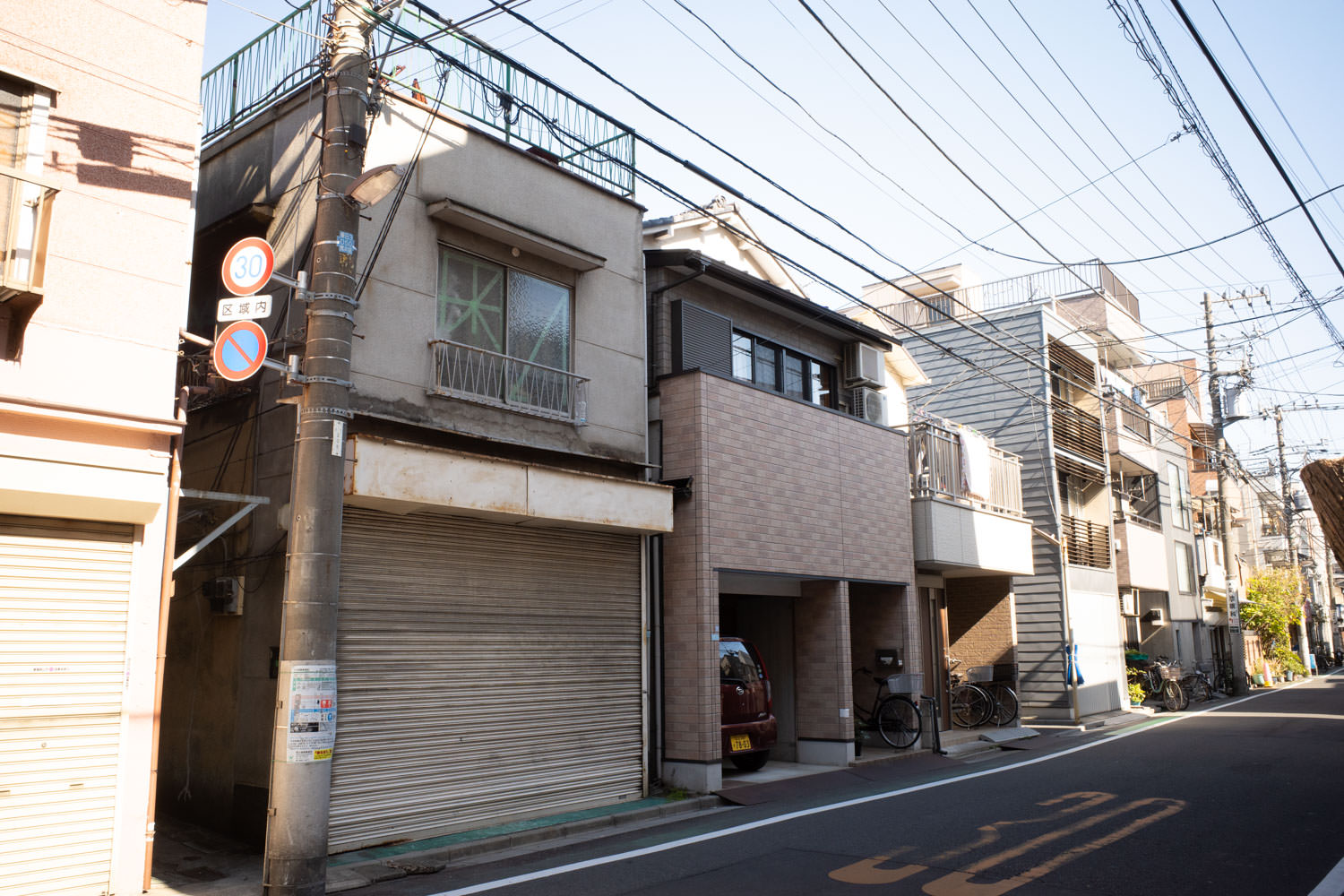 一軒家をまるごと借りて2階に在住。1階部分をアトリエとして利用しています。
