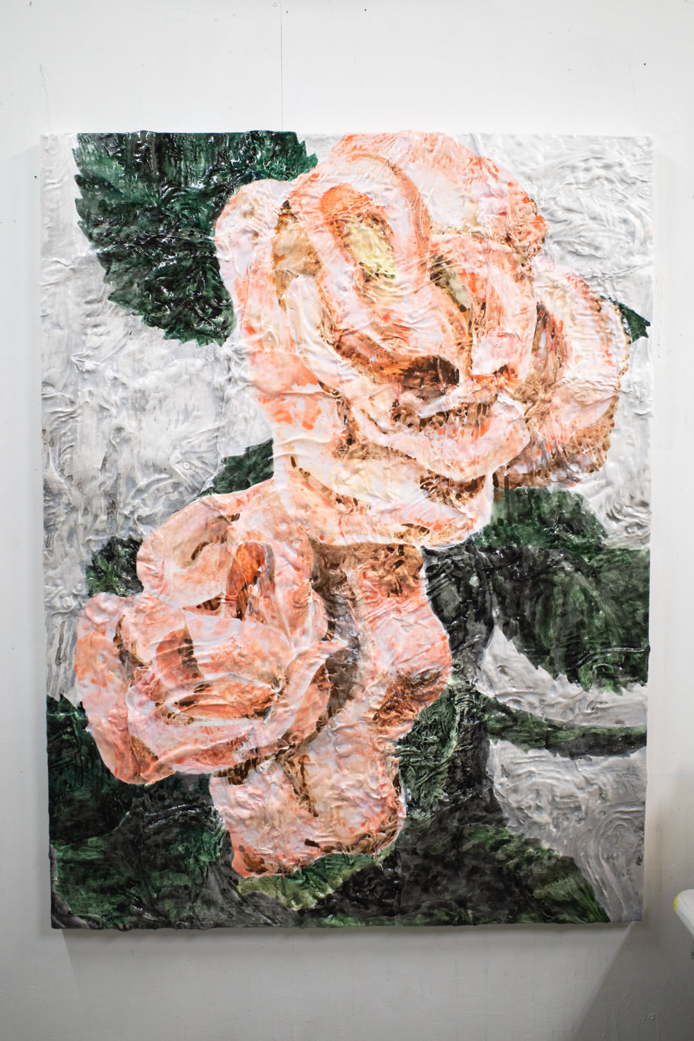安井鷹之介《abandoned plastic flowers》2020年 石膏、綿布、アクリル絵具、木製パネル