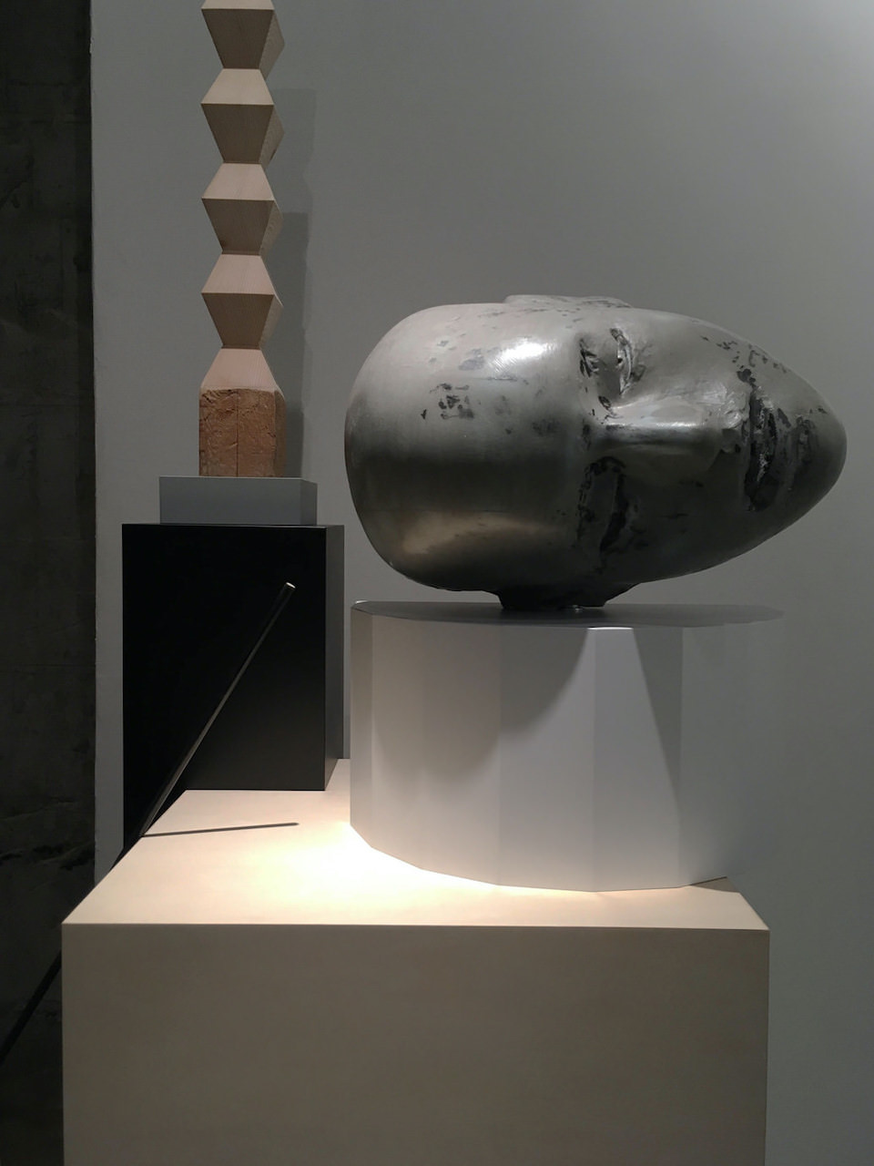 帆苅祥太郎《Studies for Melancholia Ⅰ》ワックス、 木、 スタイロフォーム、FRP 2019 Photo by Shu Isaka Courtesy of hpgrp GALLERY TOKYO