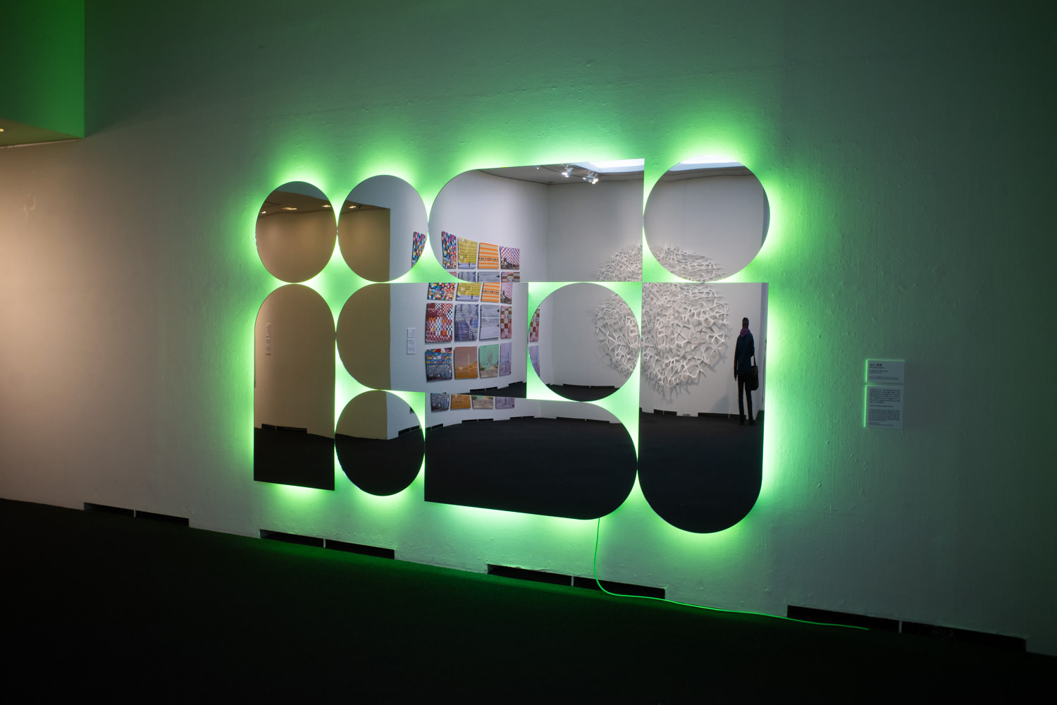 Takuro Tamayama, "5 shapes (Sally green)," acrylic mirror, LED fluorescent lamp, aluminum, stainless steel