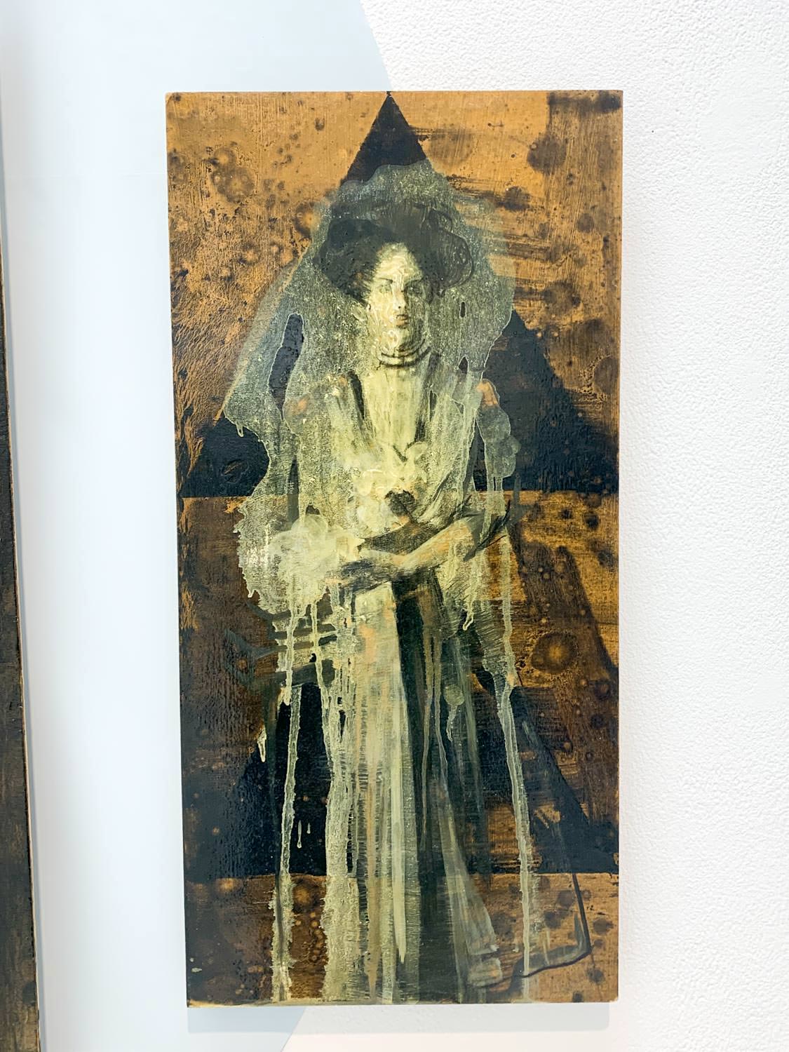 冨安由真《Woman with Pyramids（Dripping）》2012年 板に油彩、木炭