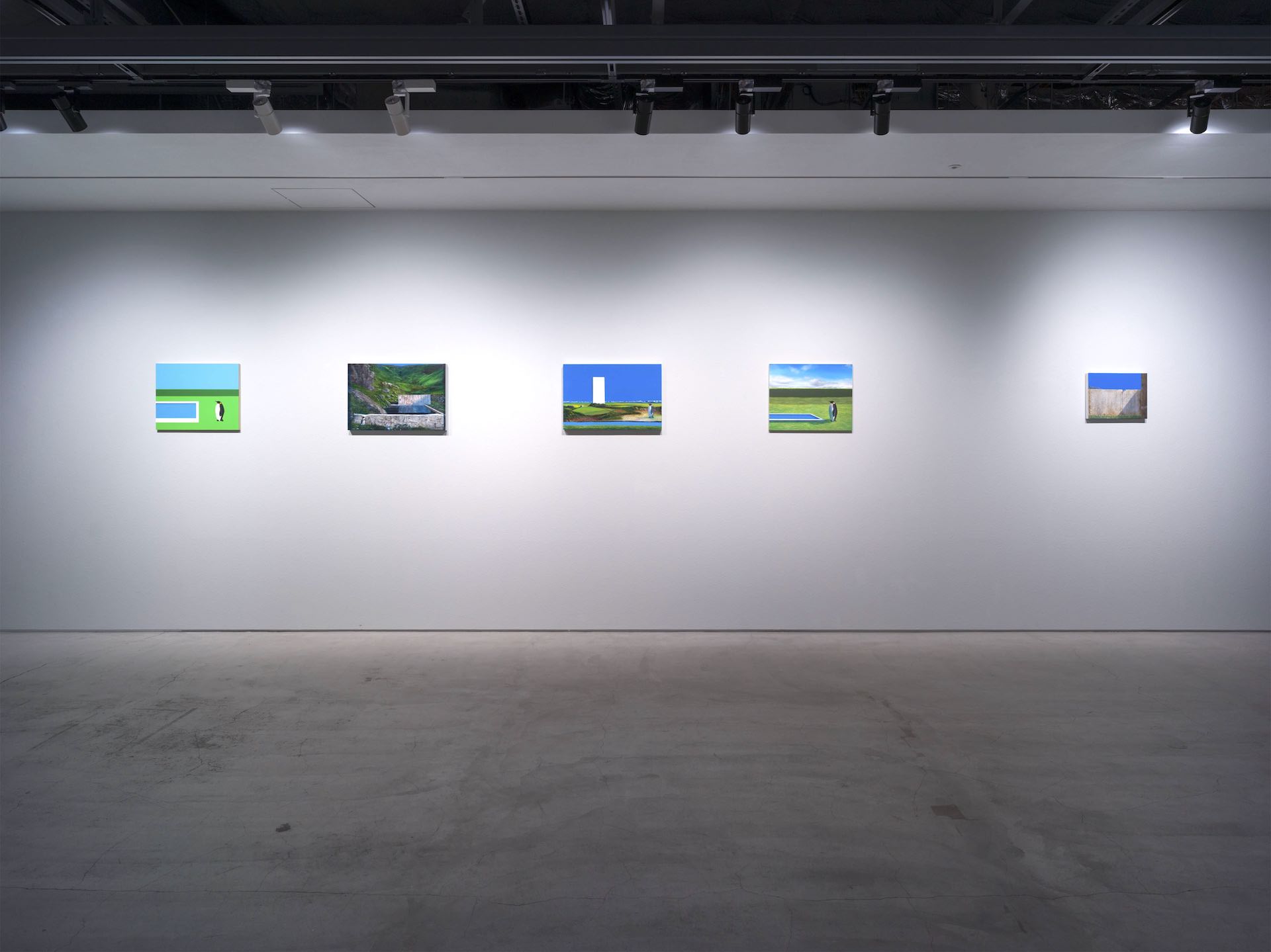 右作品から左へ、順を追ってストーリーが展開されています