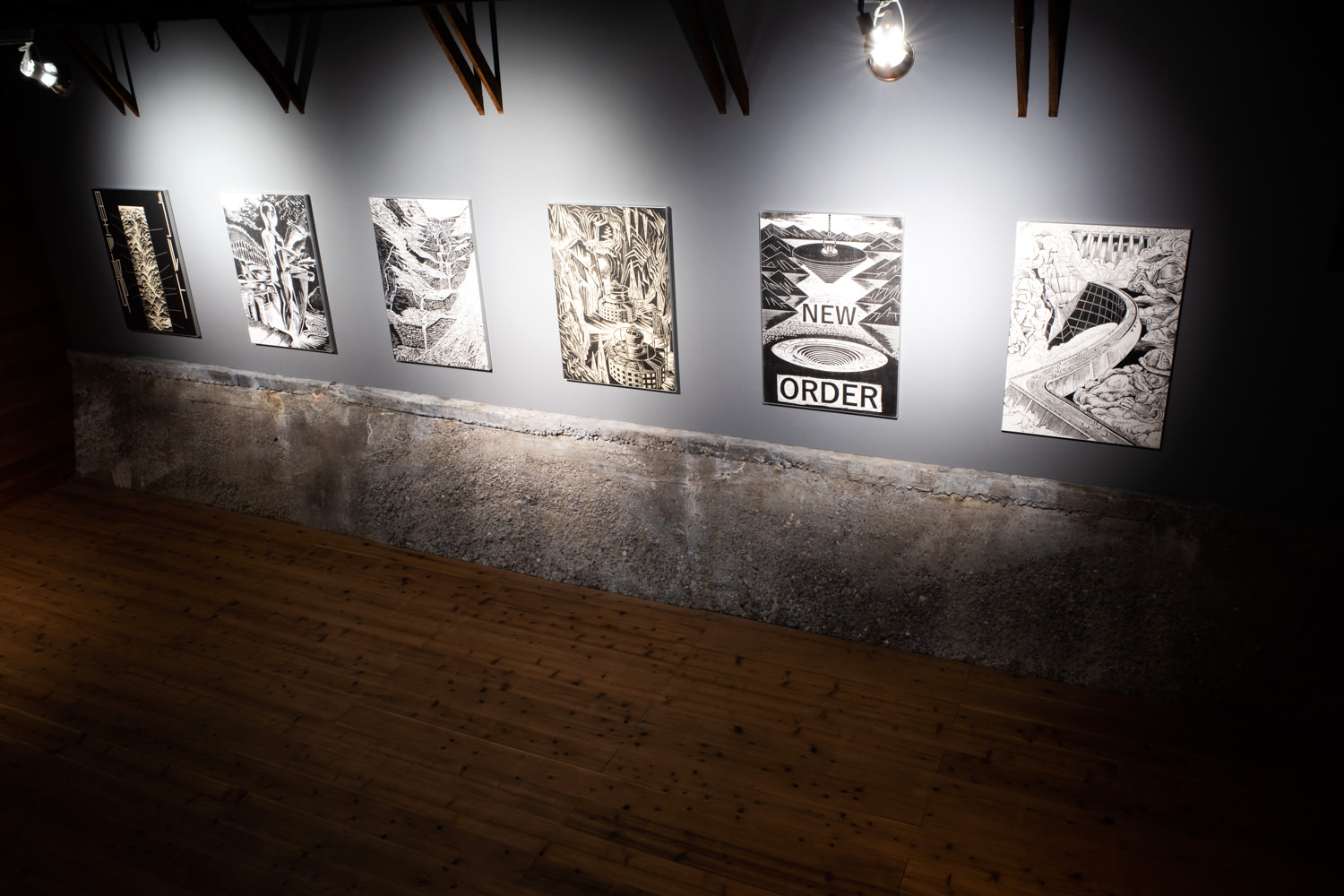 展示風景〜作品下、剥き出しのセメントはリノベーションせずに残された川の堤防 ※2階より撮影