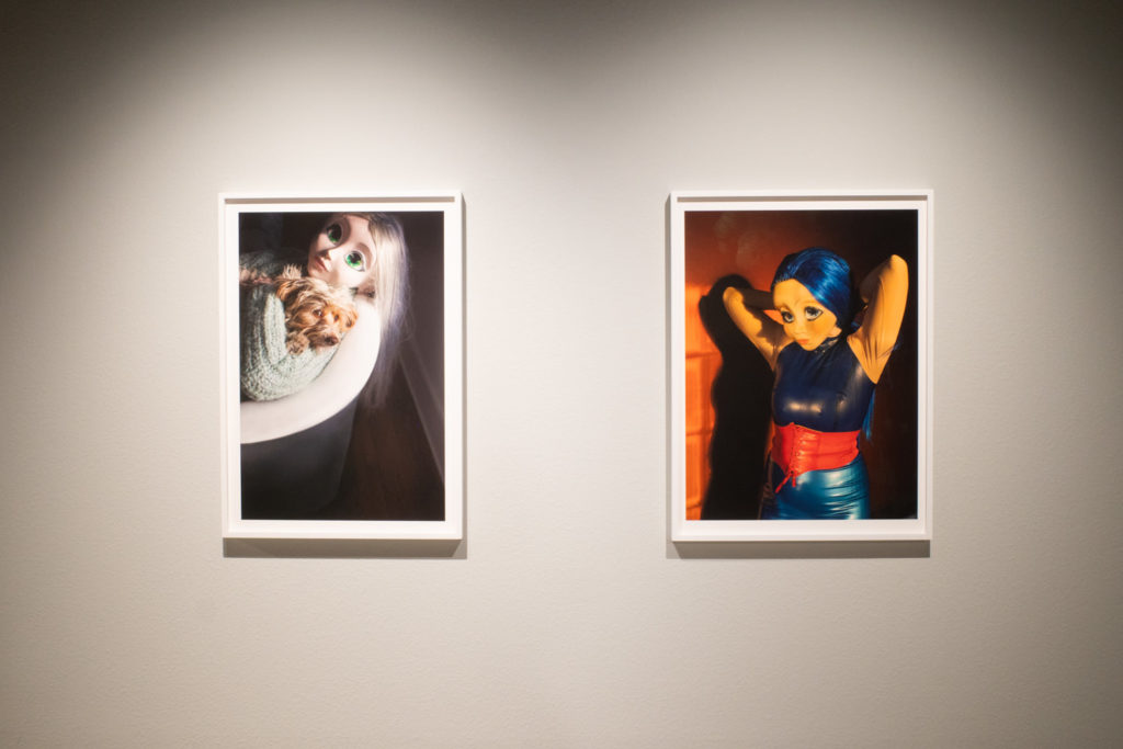 左：Laurie Simmons ローリエ・シモンズ《Blonde/Aqua Sweater/Dog》 2014年 74.9 x 52.7 cm Pigment print Edition. 1/5右：Laurie Simmons ローリエ・シモン…