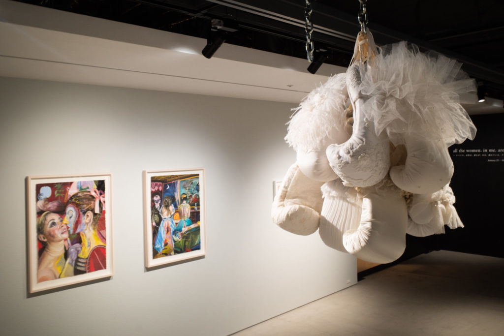 Zoë Buckman ゾーイ・バックマン 《the milk has been drank it’s done it’s over it’s gone》2019年 9 boxing gloves, vintage wedding dresses,…