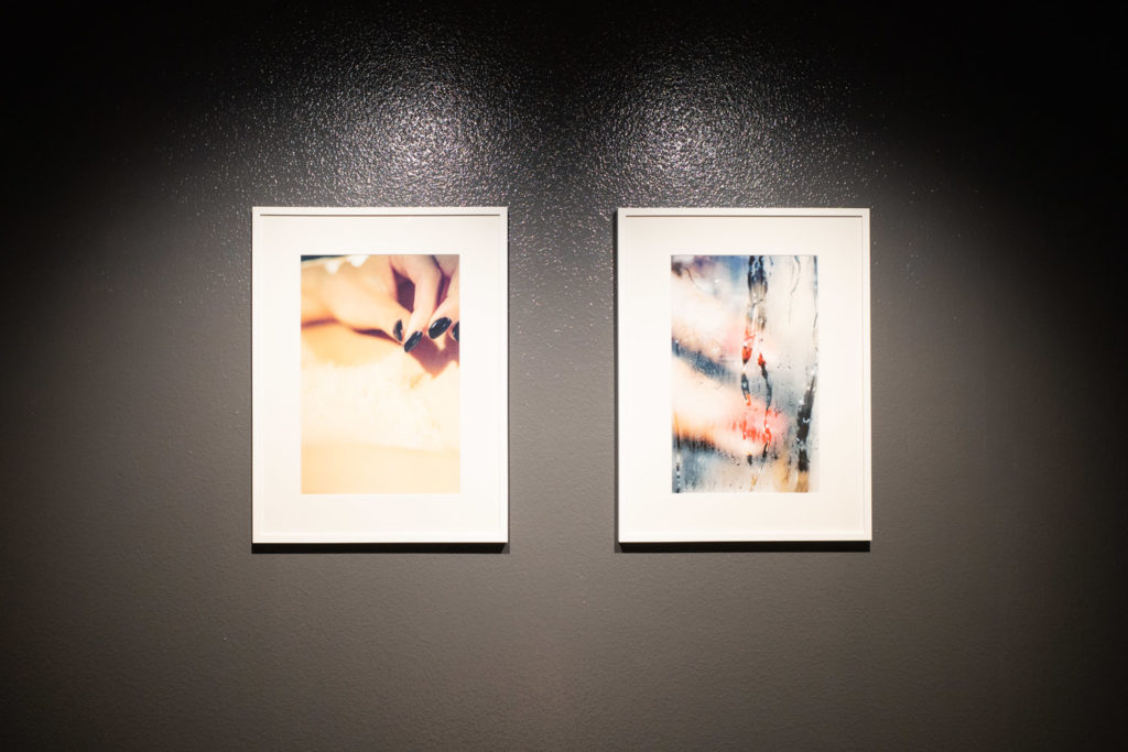 左：Marilyn Minter マリリン・ミンター《Plush #7》2014年Digital print, edition 1/3 48.2 x 33 cmDigital print, edition 3/3 48.2 x 33 cm, Fra…