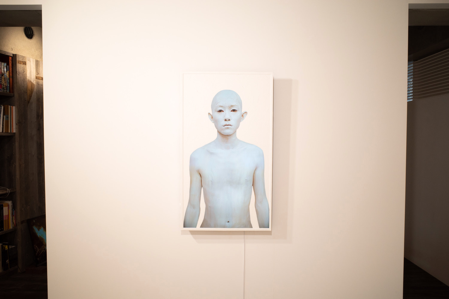 exonemo 《Body Paint 49”/Male/White》 2020年 Mixed media (acrylic on LCD 49" display, HD video imagery) 111.3x64.7cm