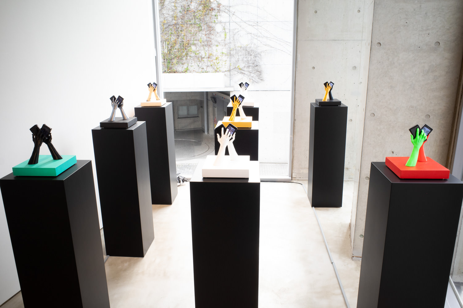 exonemo《The Kiss》 2020年 LCD 2.2" monitors, 3D printed sculpture, wood, single board computer H24.0xW20.5xD20.5