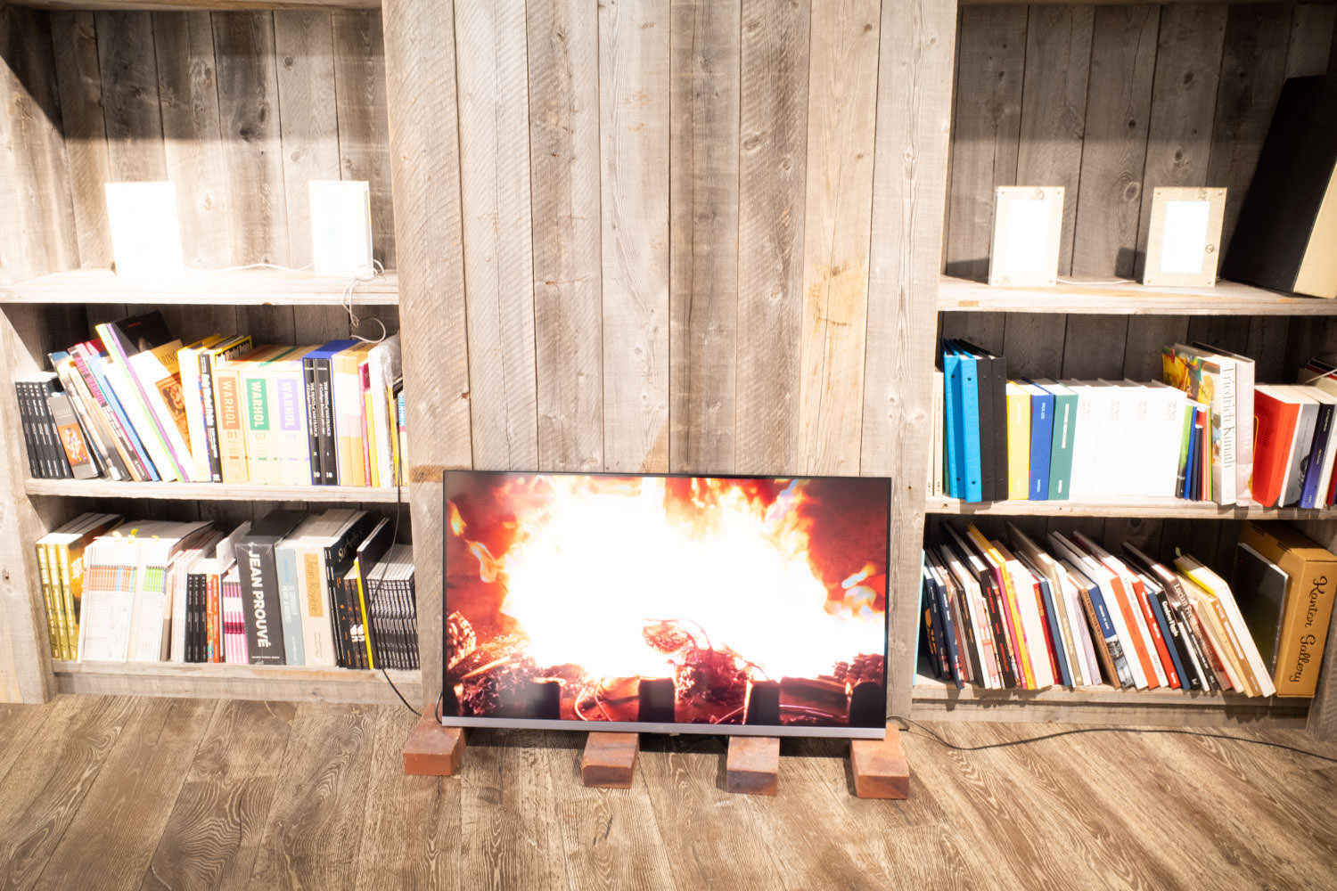 exonemo 《Fireplace》 2014年 Single channel video (5'50"), LCD 43" display 56.0x95.9cm Edition of 5