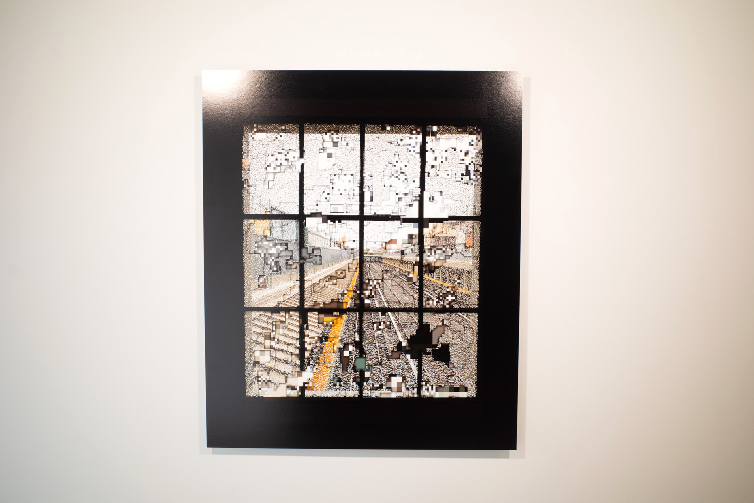 exonemo 《A cracked window, sliced》 2020年 C-print on aluminium dibond 120.0x100.0cm Edition of 5 with 2AP