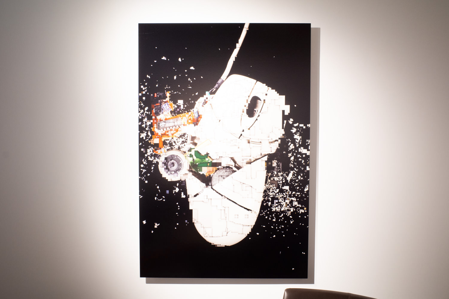 exonemo 《A destroyed computer mouse, sliced》 2020年 C-print on aluminium dibond 140.0x93.3cm Edition of 5 with 2AP