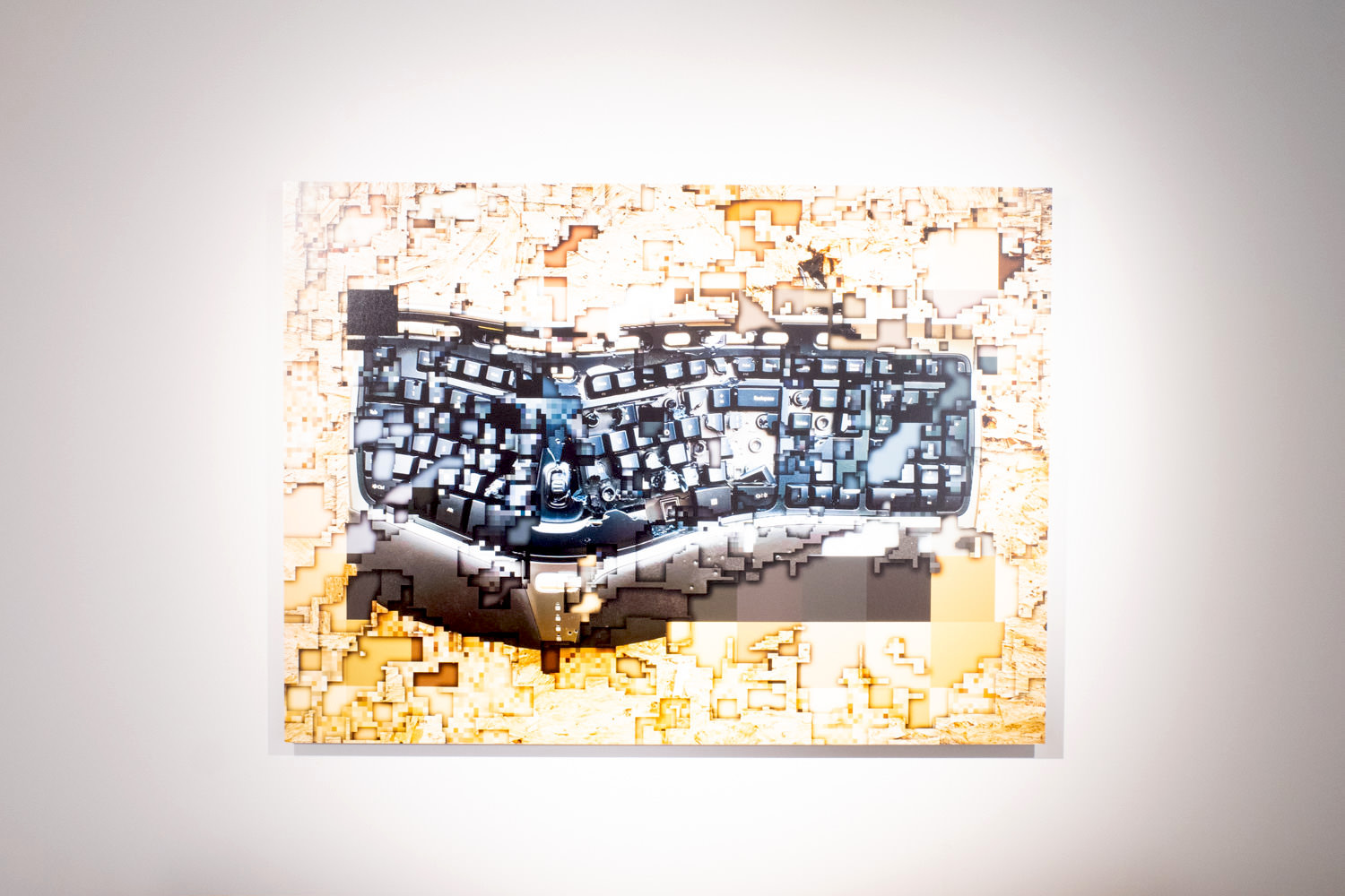 exonemo 《A shot computer keyboard, sliced》 2020年 C-print on aluminium dibond 100.0x137.0cm Edition of 5 with 2AP