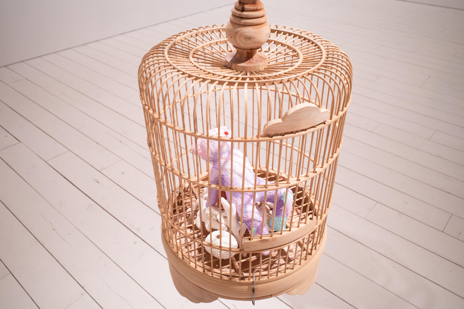江口綾音《籠の鳥(カナリア)》2020年 mixed media 53x24x24cm