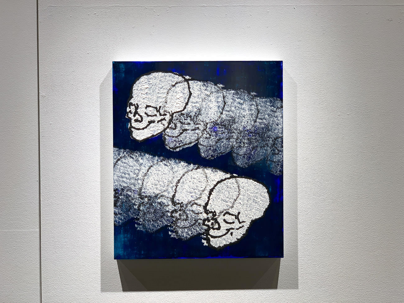 山本捷平《reiterate-skull blue》 2020 acrylic on linen, panel. 53×45.5x4cm
