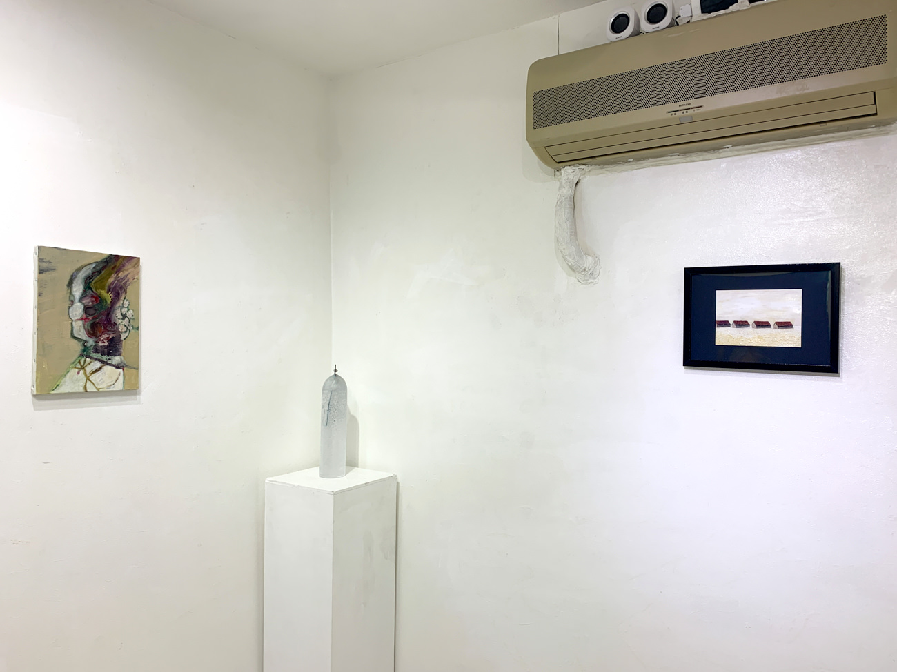 左：石川ひかる 中：本木理紗《EACAPE》2017年 ガラス、銅板、ネジ 右：濱野裕理《白い家》キャンバス、油彩
